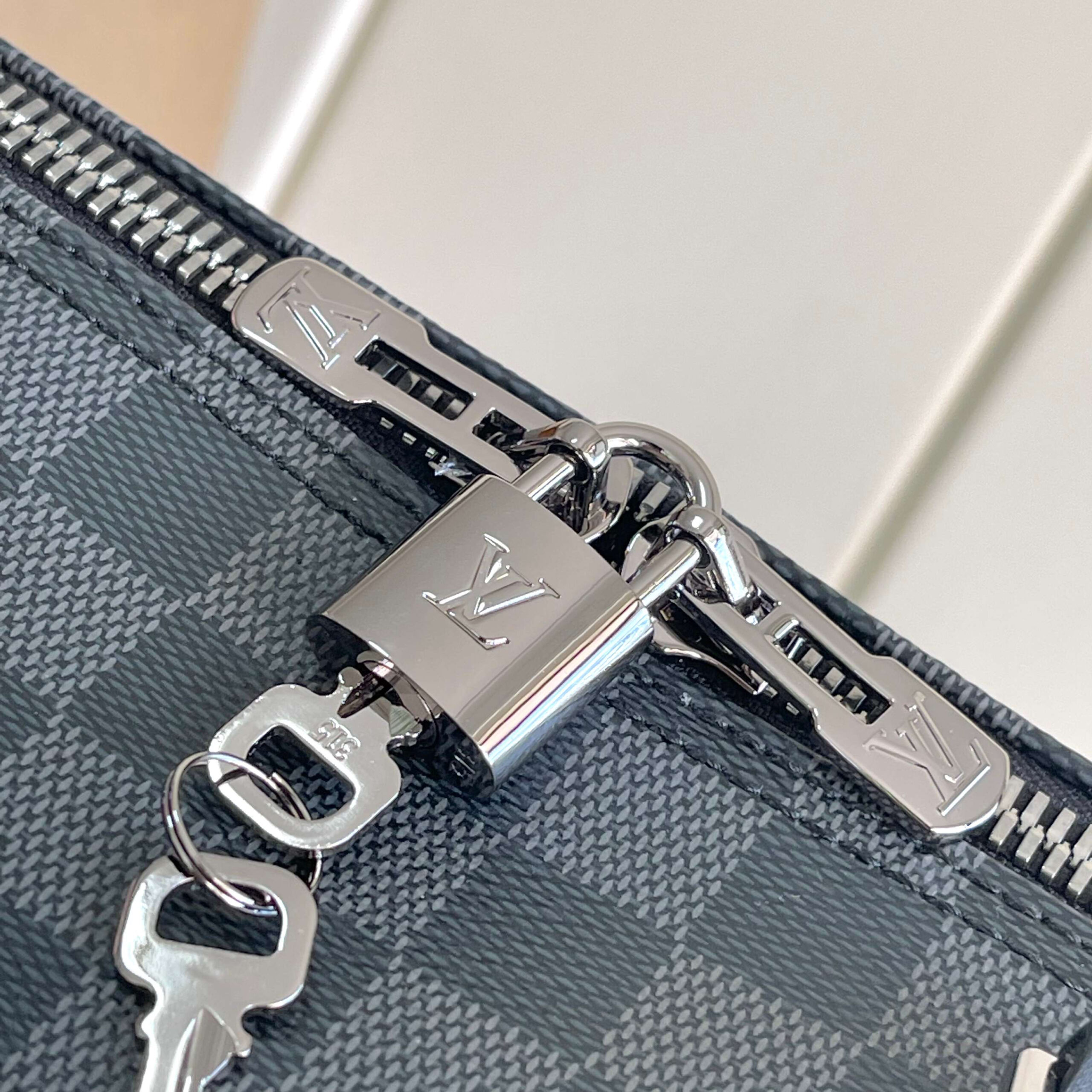 Louis Vuitton Keepall Bandoulière 55 Travel Bag in Monogram Eclipse Canvas - Image 5