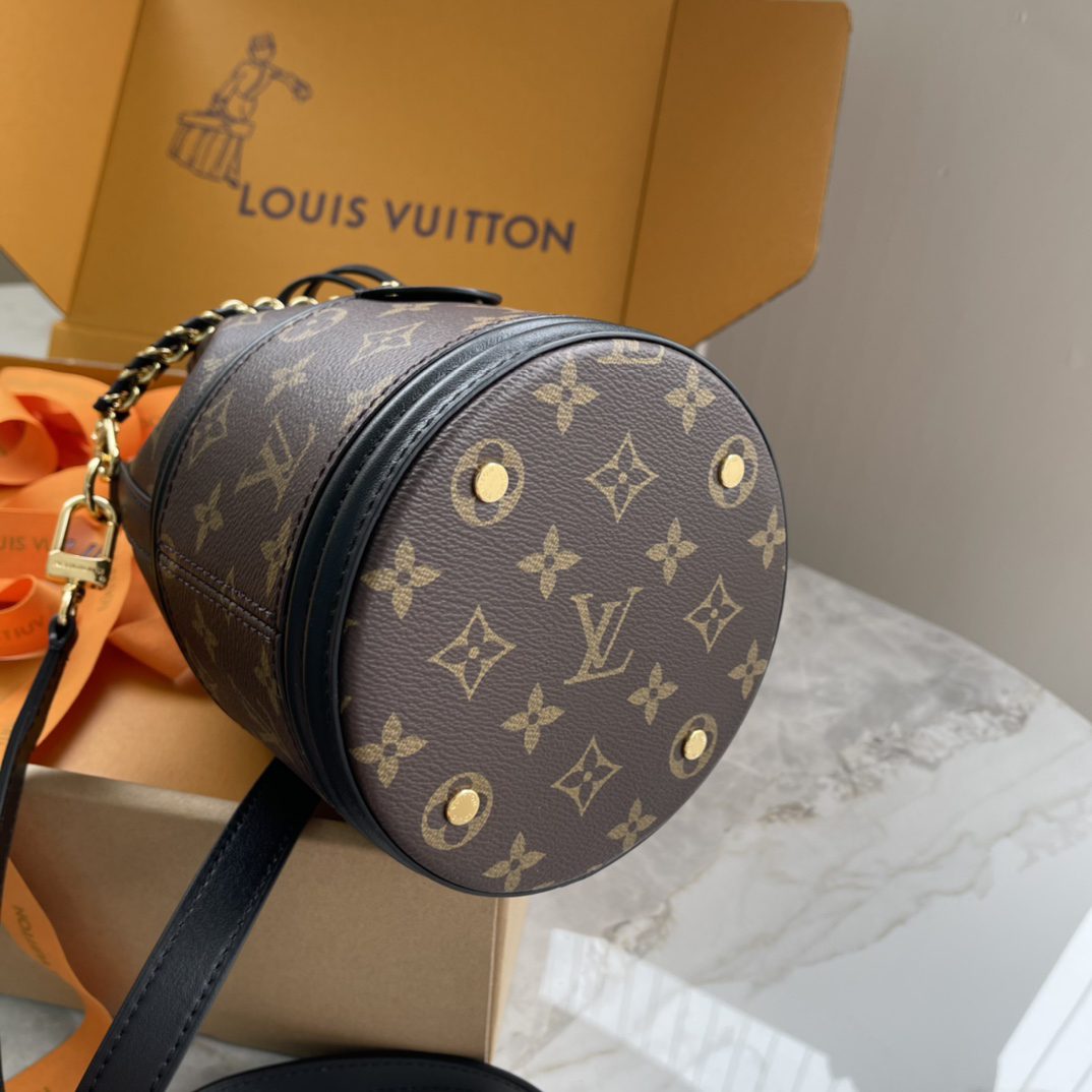Louis Vuitton Canoé Monogram Leather Crossbody Bag - Image 5