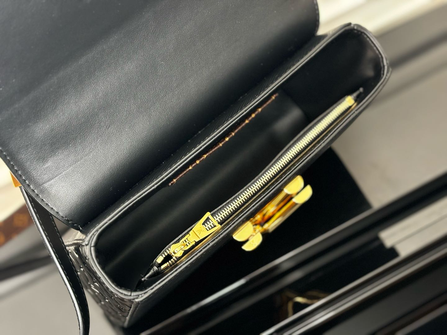 Louis Vuitton Twist MM Epi Leather Shoulder Bag - Black - Image 5