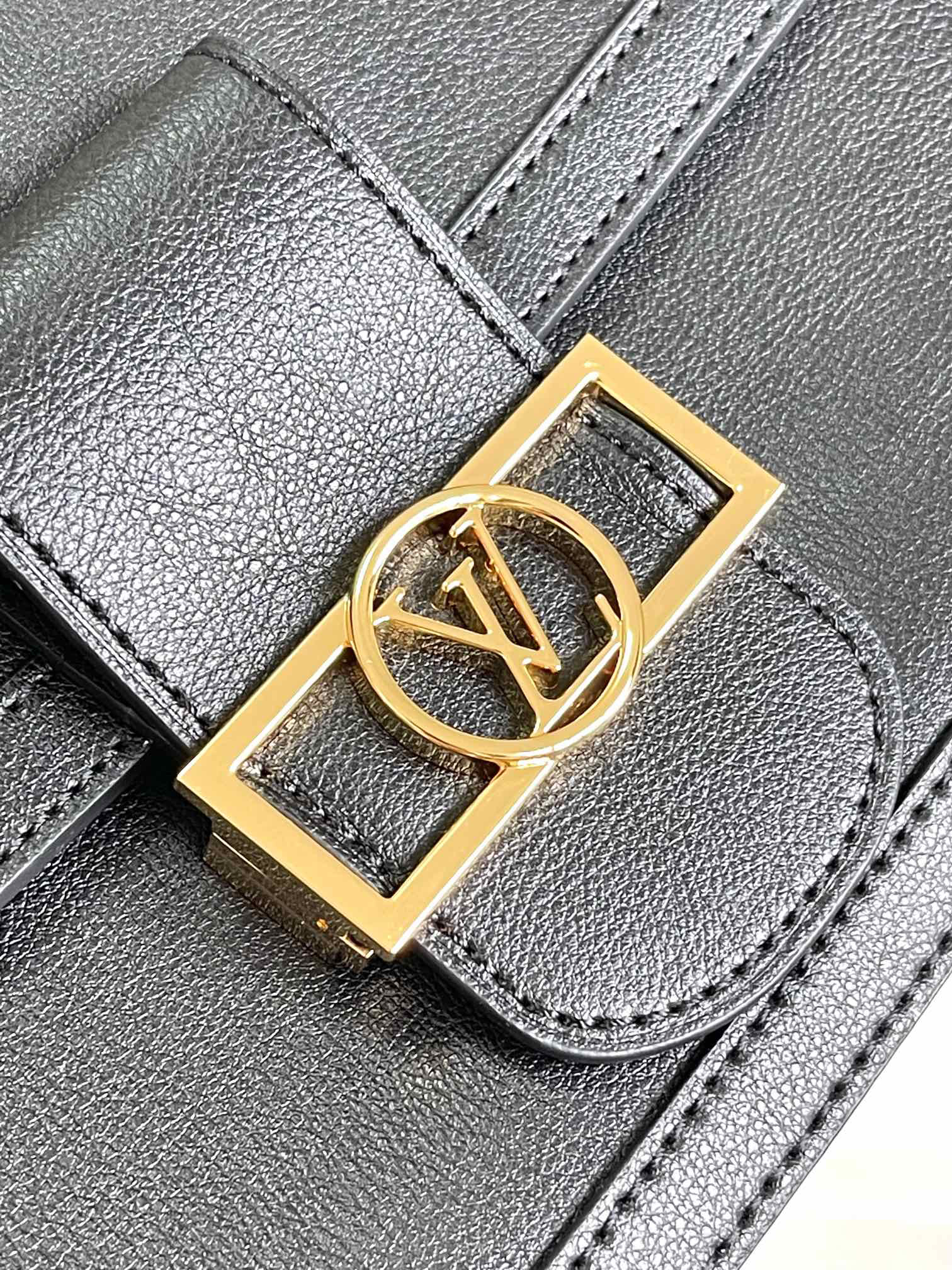 Louis Vuitton Dauphine Soft Medium Crossbody Bag M25209 - Image 5