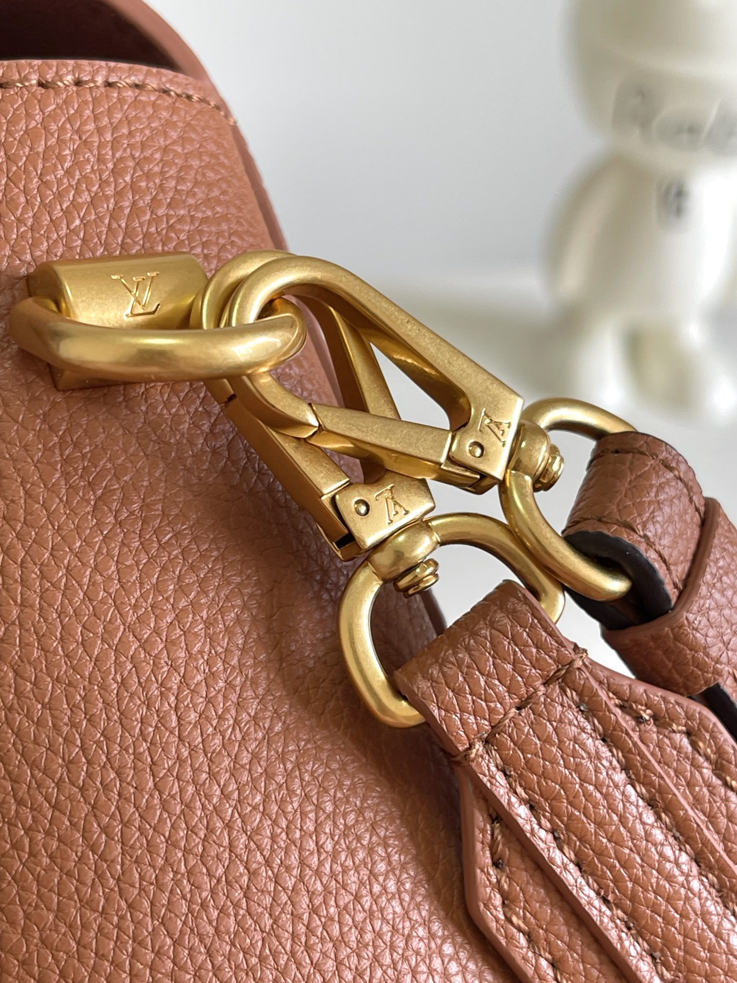 Louis Vuitton Soft Twist Leather Crossbody Bag M24639 - Image 5