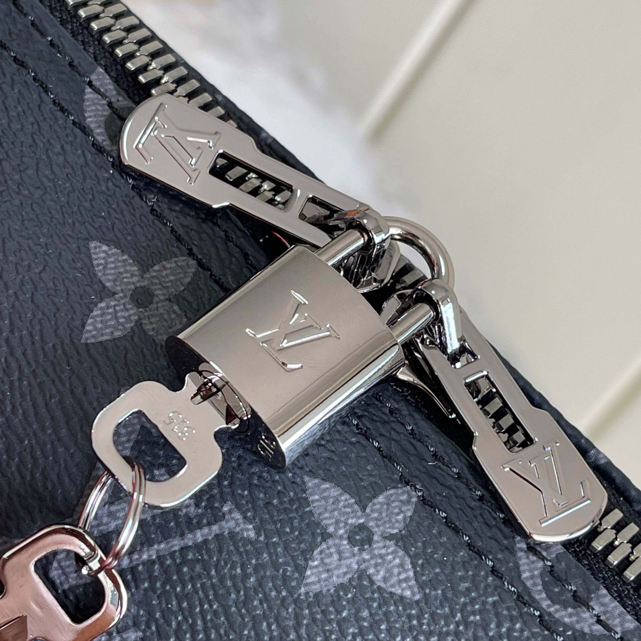 Louis Vuitton Keepall Bandoulière 55 Travel Bag in Monogram Eclipse Canvas - Image 5