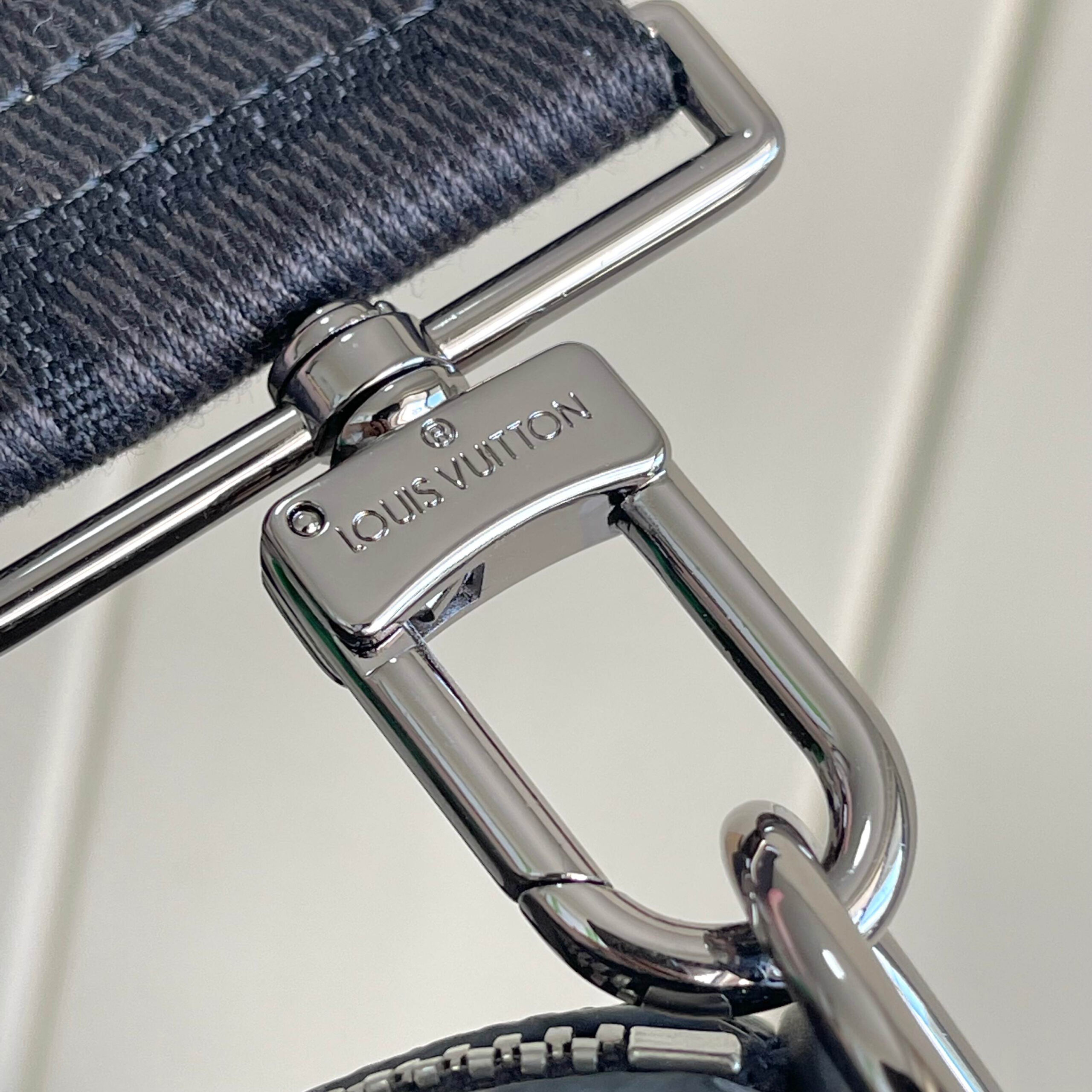 Louis Vuitton Keepall Bandoulière 45 Travel Bag in Monogram Eclipse Canvas - Image 5