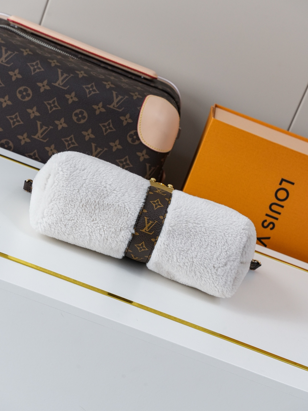 Louis Vuitton LV Ski Pochette Mia Wool Handbag - Image 5