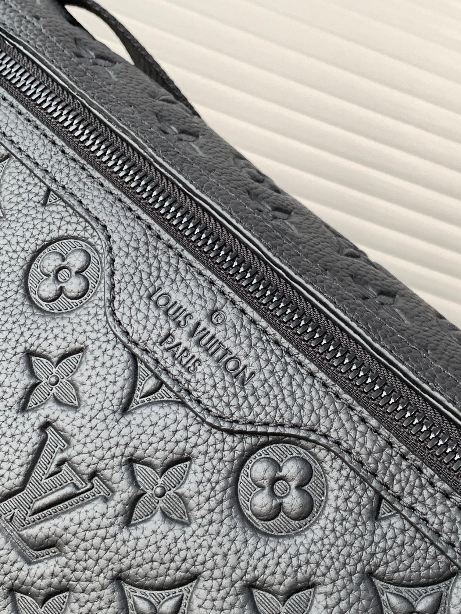 Louis Vuitton Voyager Messenger Bag M25121 in Monogram Shadow Leather - Image 5
