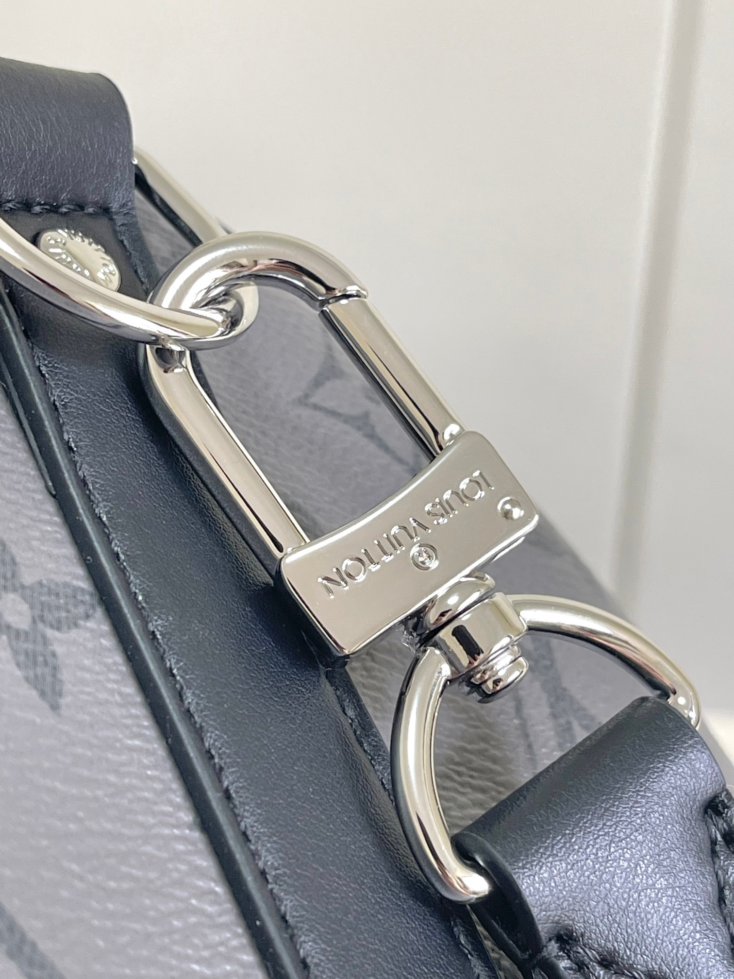 Louis Vuitton Keepall Bandoulière 35 Travel Bag in Monogram Eclipse Canvas - Image 5