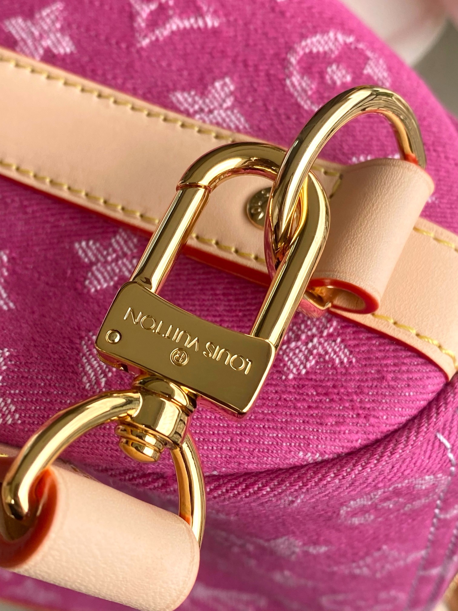 Louis Vuitton Keepall Bandoulière 45 Travel Bag in Monogram Denim - Image 5