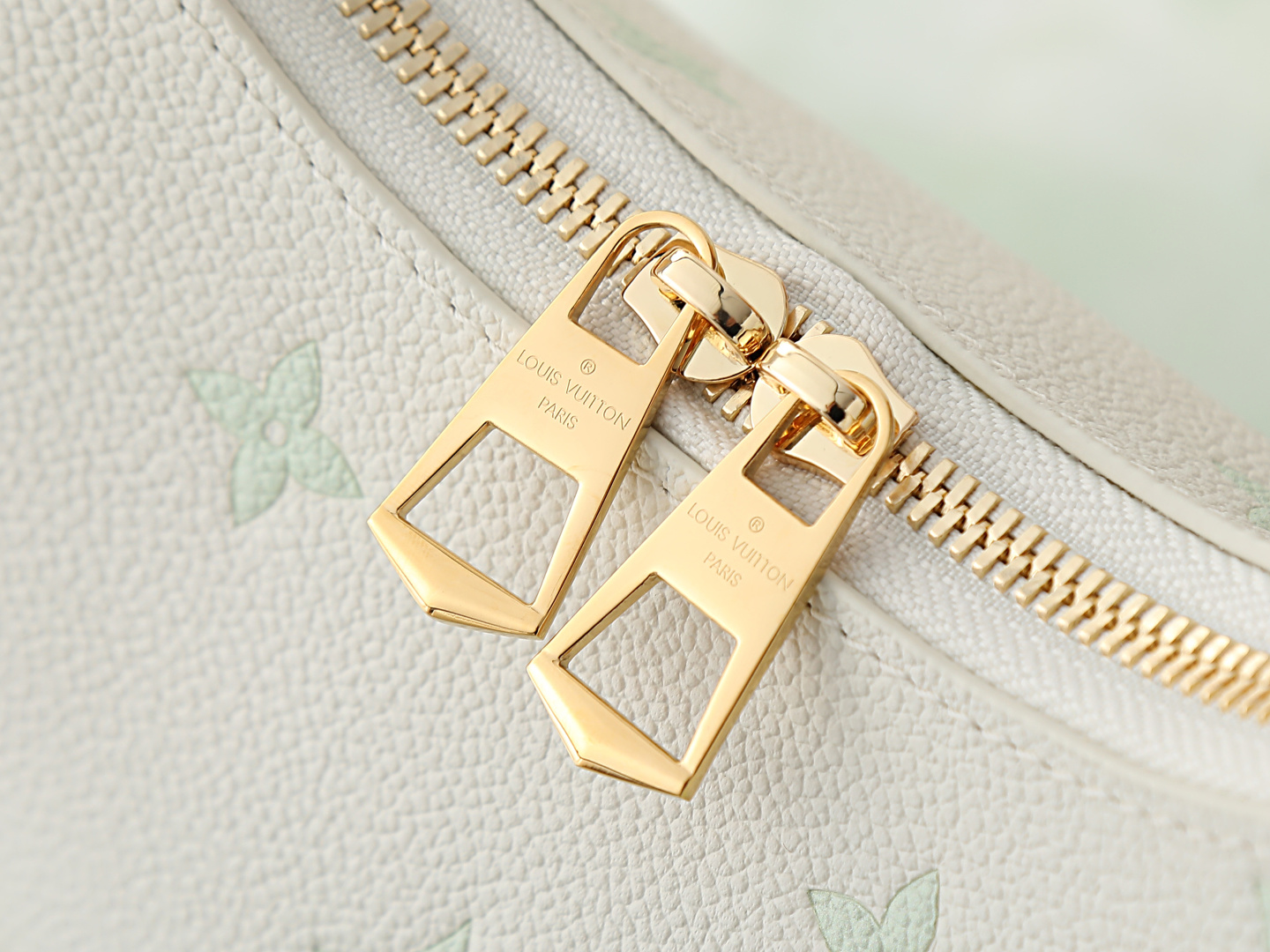 Louis Vuitton Boulogne PM Leather Crossbody Bag in Green and Cream - Image 5