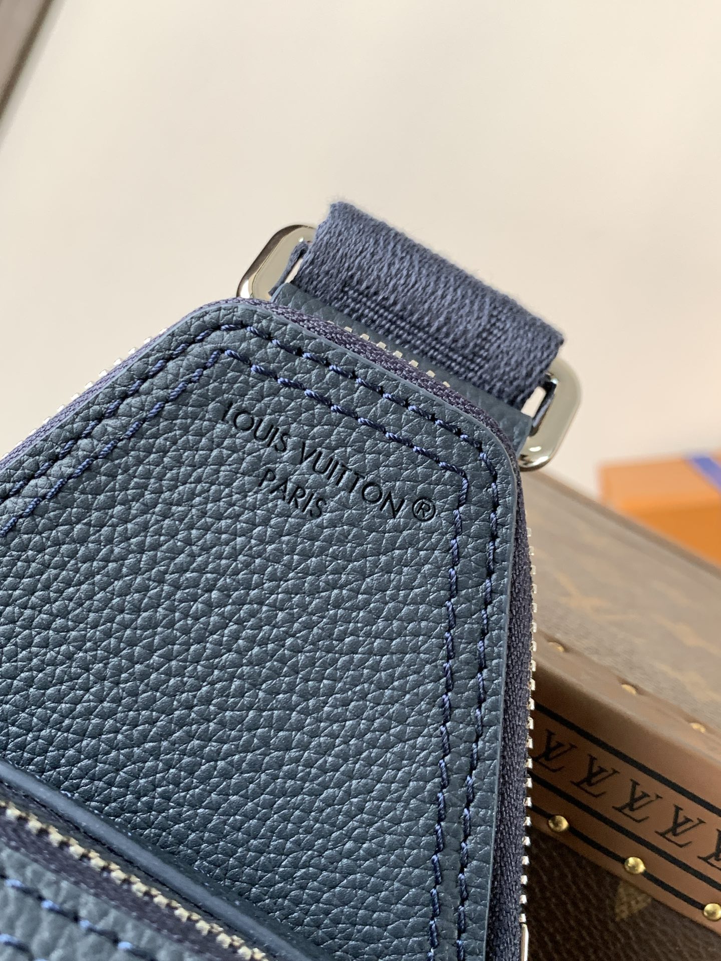Louis Vuitton Avenue Sling Bag PM in Blue Leather - Image 5