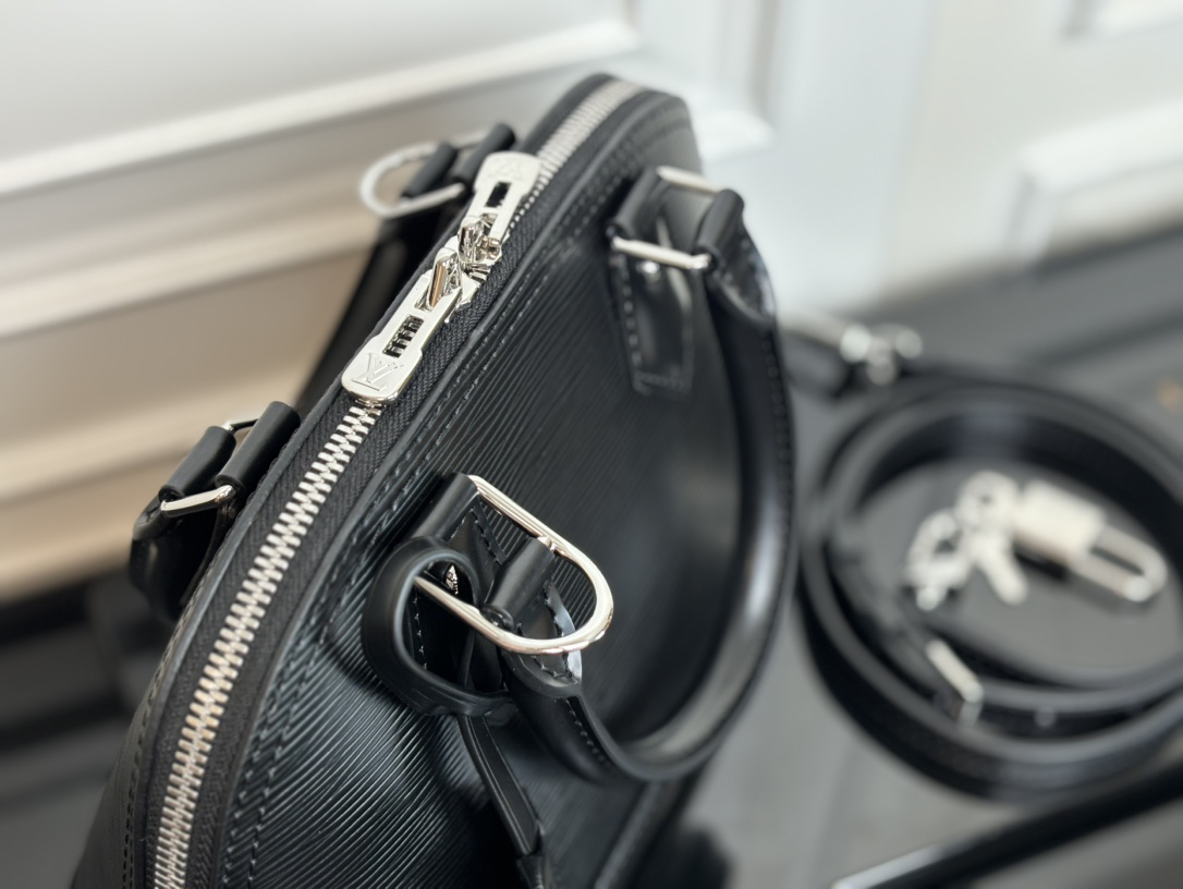 Louis Vuitton Alma BB Epi Leather Crossbody Bag - Image 5