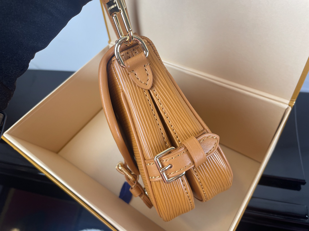 Louis Vuitton Saumur BB Shoulder Bag in Caramel Epi Leather - Image 5