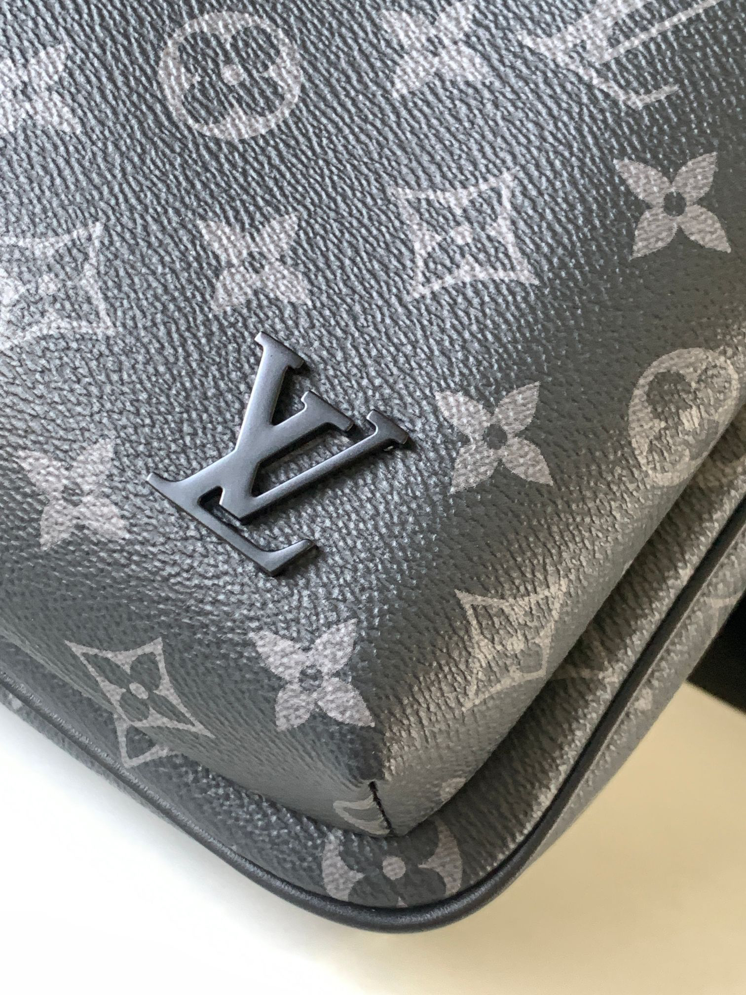 Louis Vuitton Avenue Shoulder Bag in Damier Graphite - Image 5