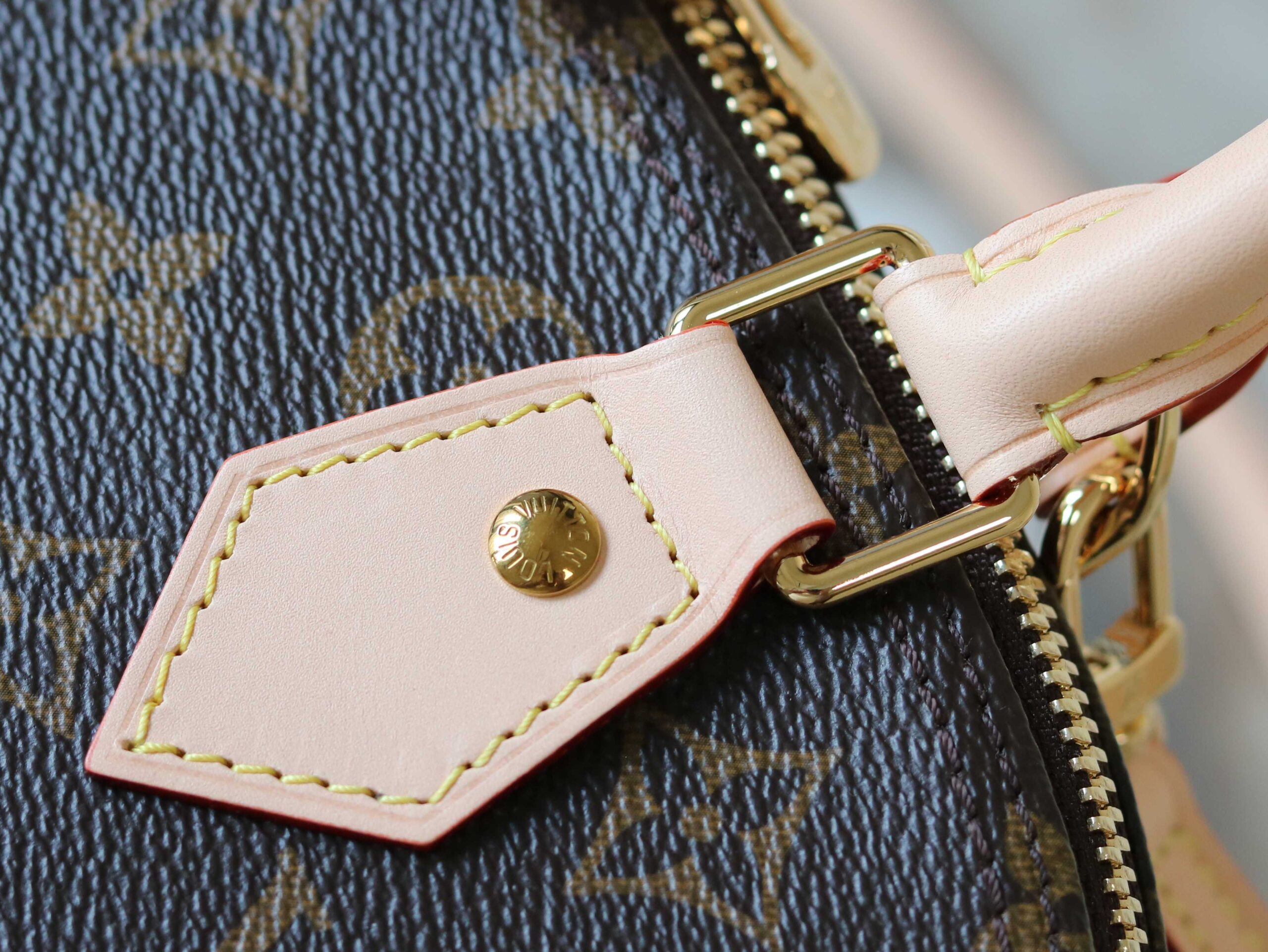 Louis Vuitton Alma Monogram Handbag with Shoulder Strap - Image 5