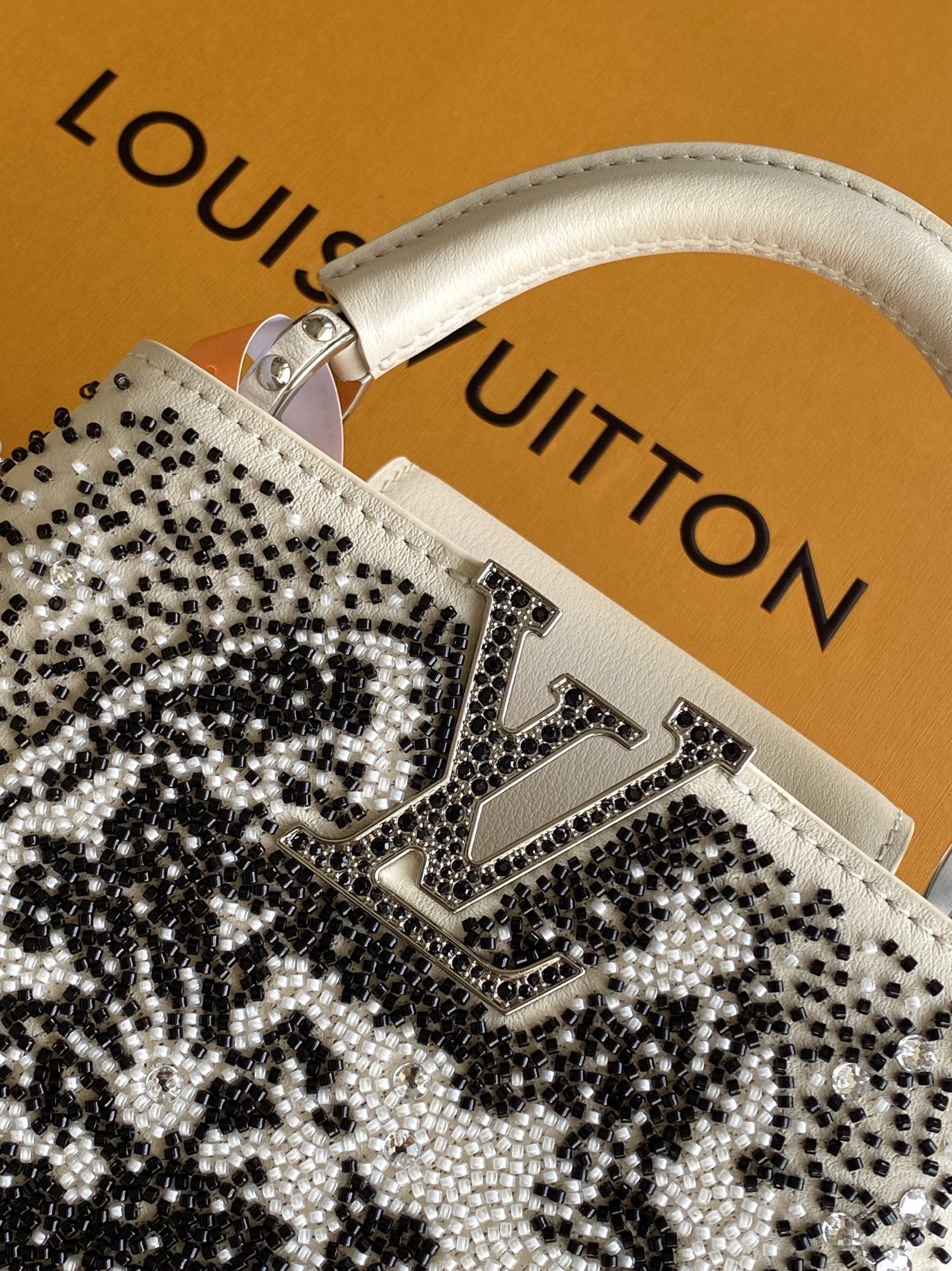 Louis Vuitton Capucines Mini Handbag in Black and Beige Beaded Calfskin - Image 5