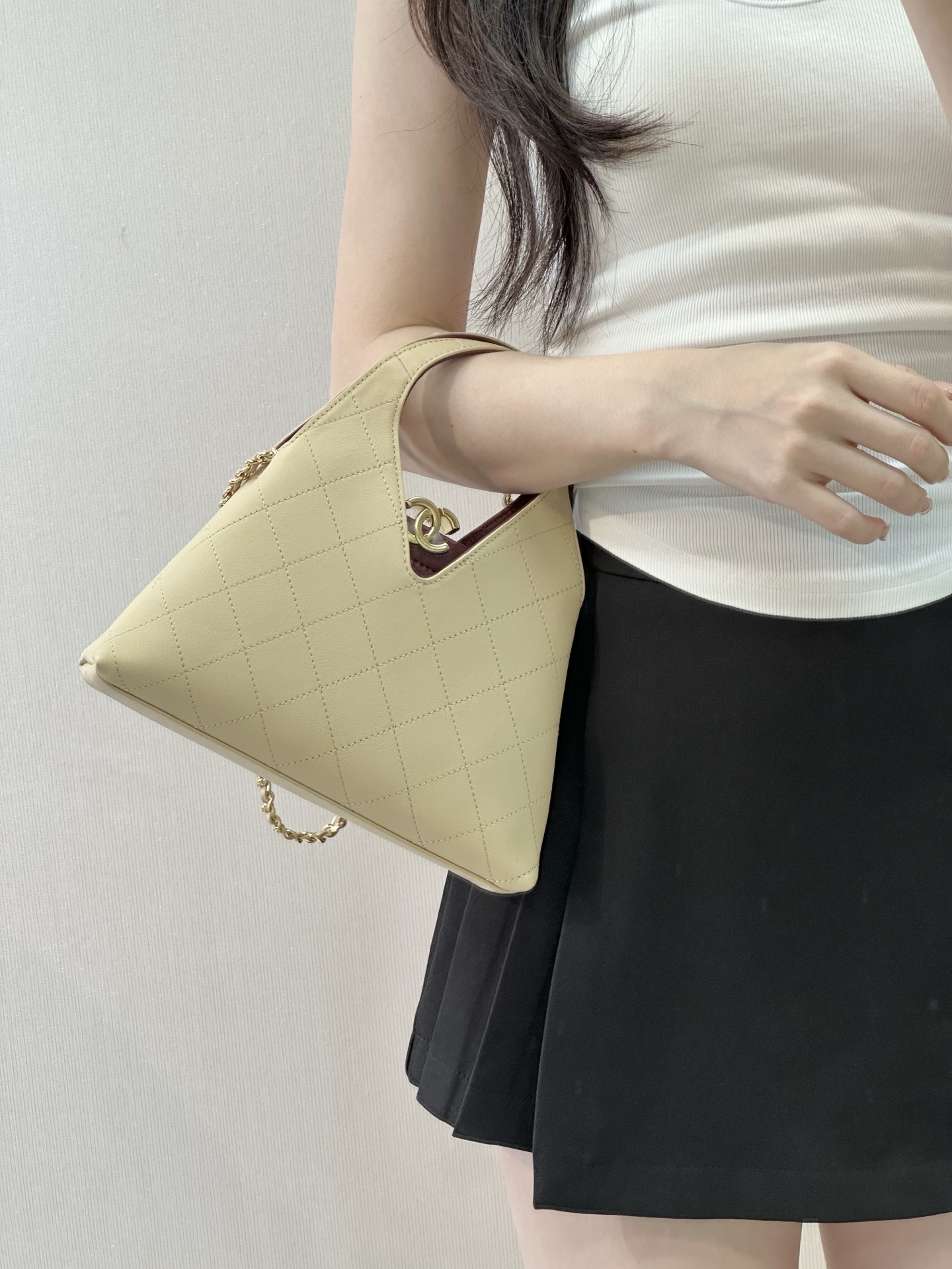 Chanel 26A Black Leather Triangular Hobo Shoulder Bag - Image 5
