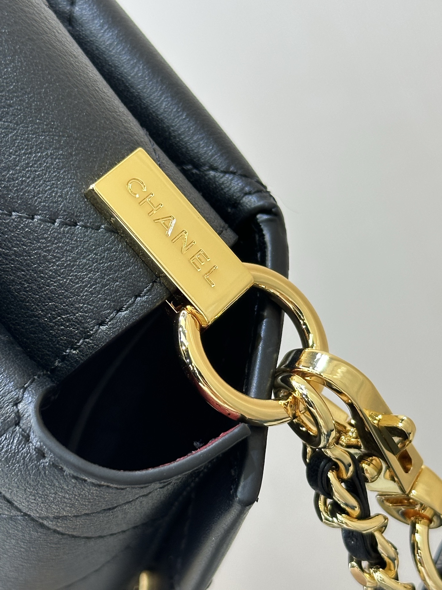 Hidden-Style Leather Handbag with Adjustable Chain Strap - Image 5