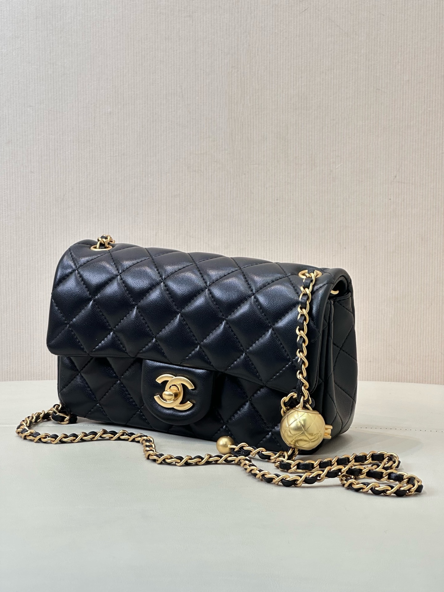 Chanel Quilted Gold Ball Chain Crossbody Bag - Image 5