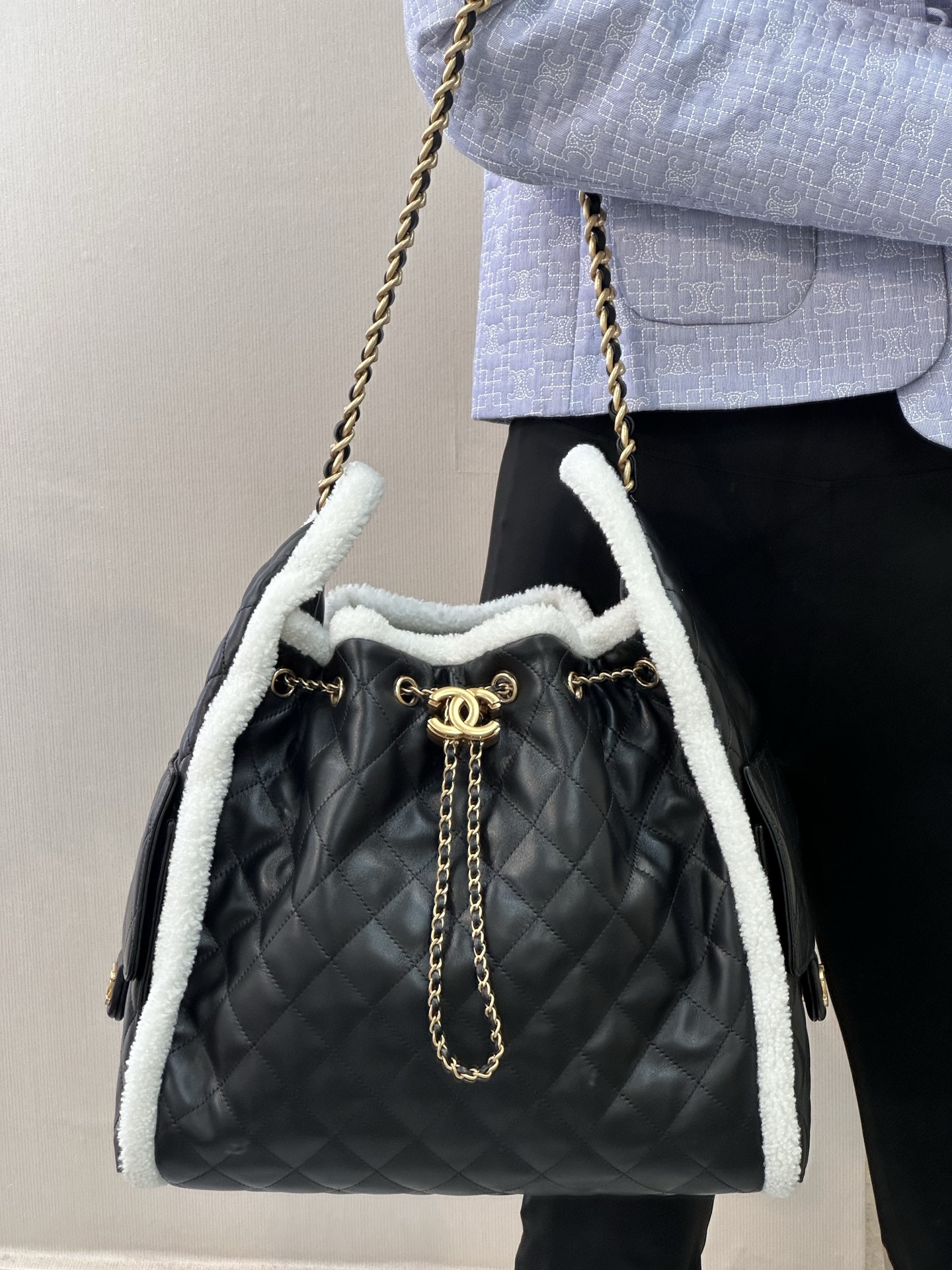 Chanel Shearling Hobo Handbag - Image 5
