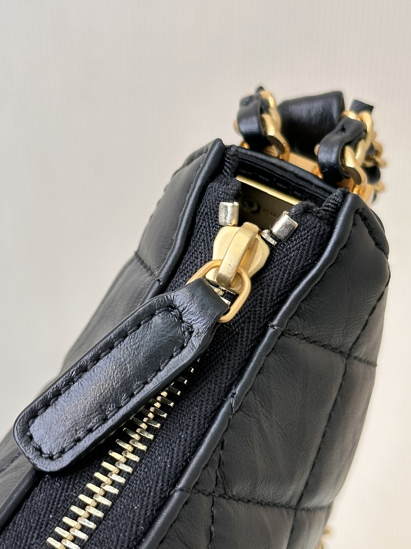 Chanel 23K Vintage-Style Leather Shoulder Bag - Image 5