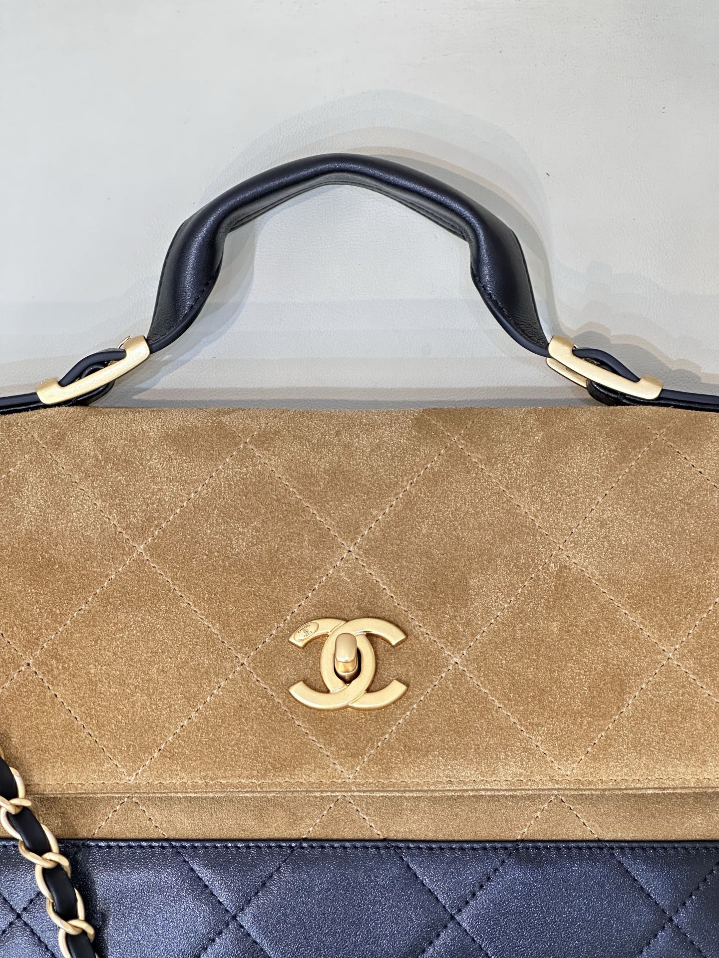 Chanel Deer Leather Messenger Bag - Image 5