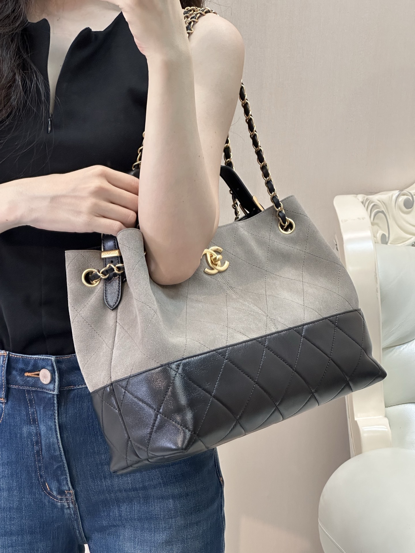 Leather Box Handbag with Geometric Pattern - Image 5