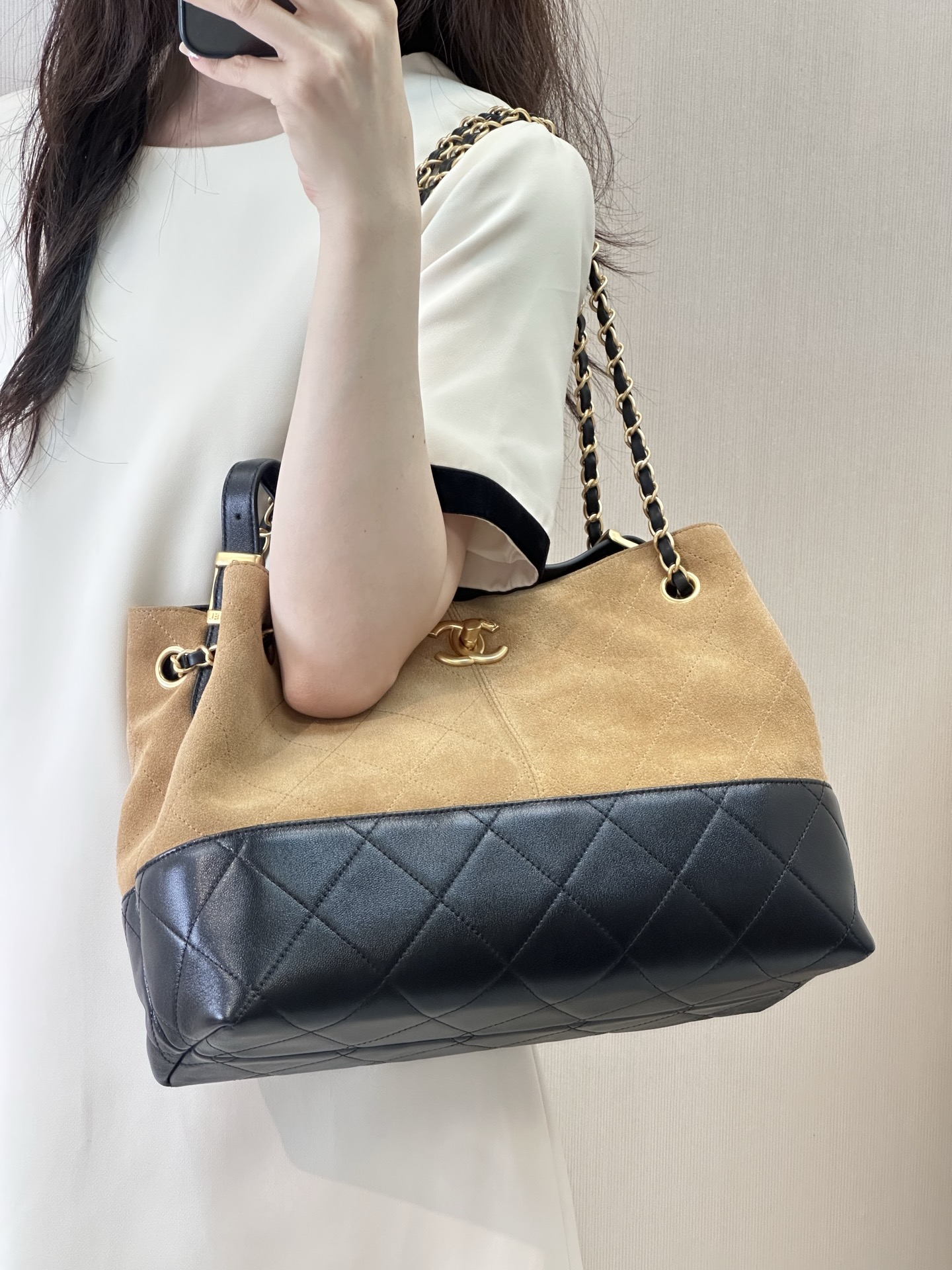Chanel 25A Handcrafted Box Handbag - Image 5