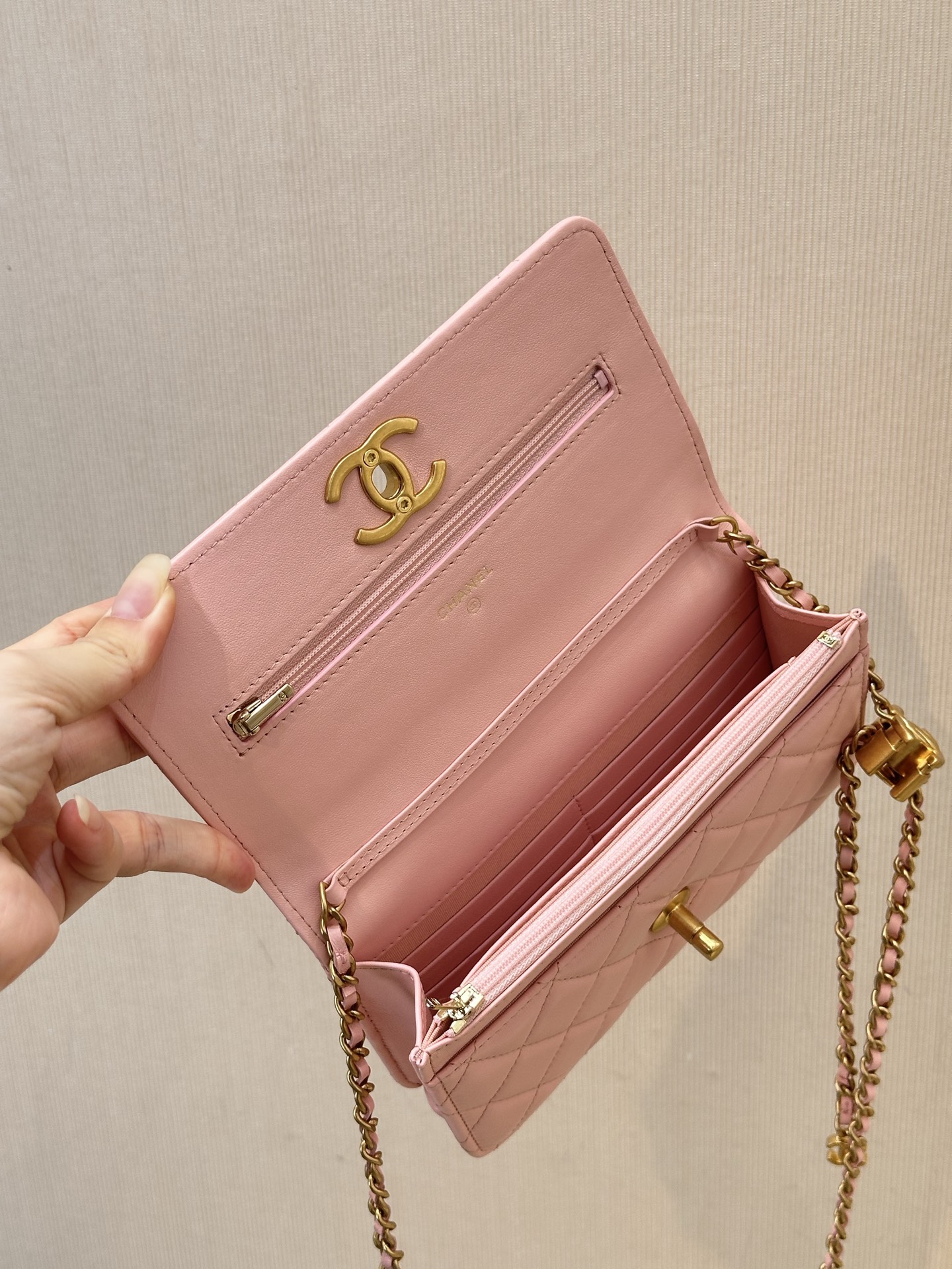 Lambskin Wallet on Chain - Image 5