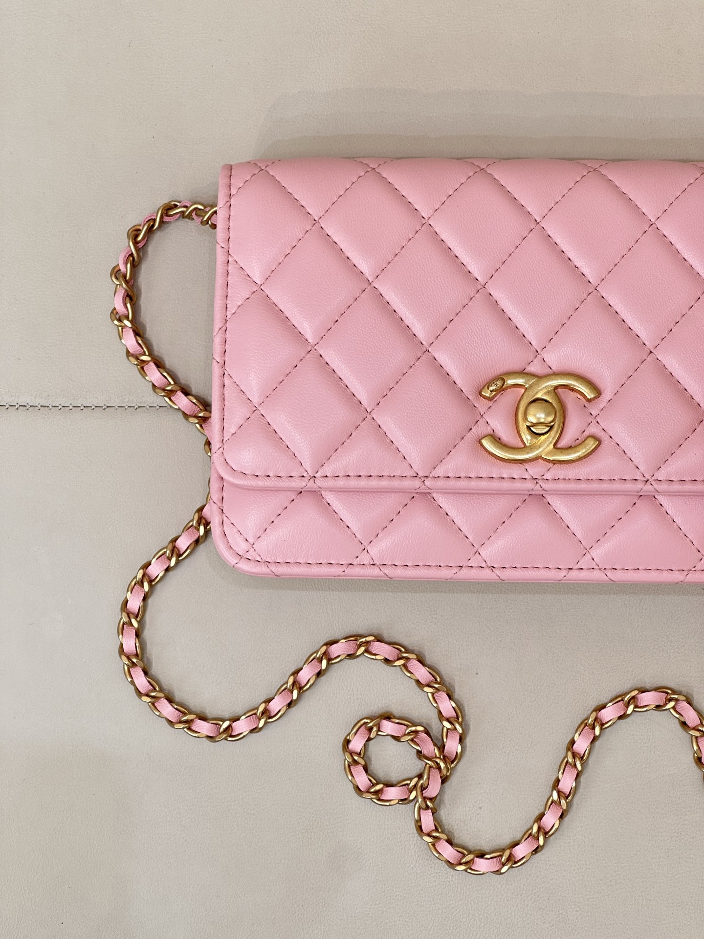 Sheepskin Crossbody Bag with Quilted Design and Adjustable Chain Strap - Image 5