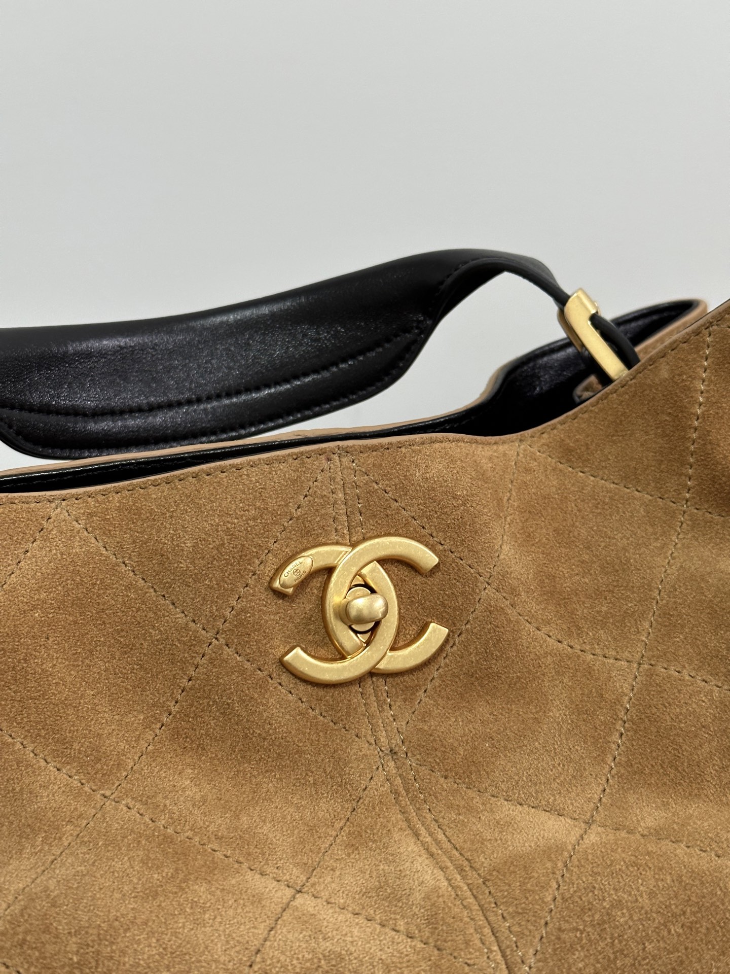 Chanel 25A Small Calfskin and Lambskin Tote Bag - Image 5