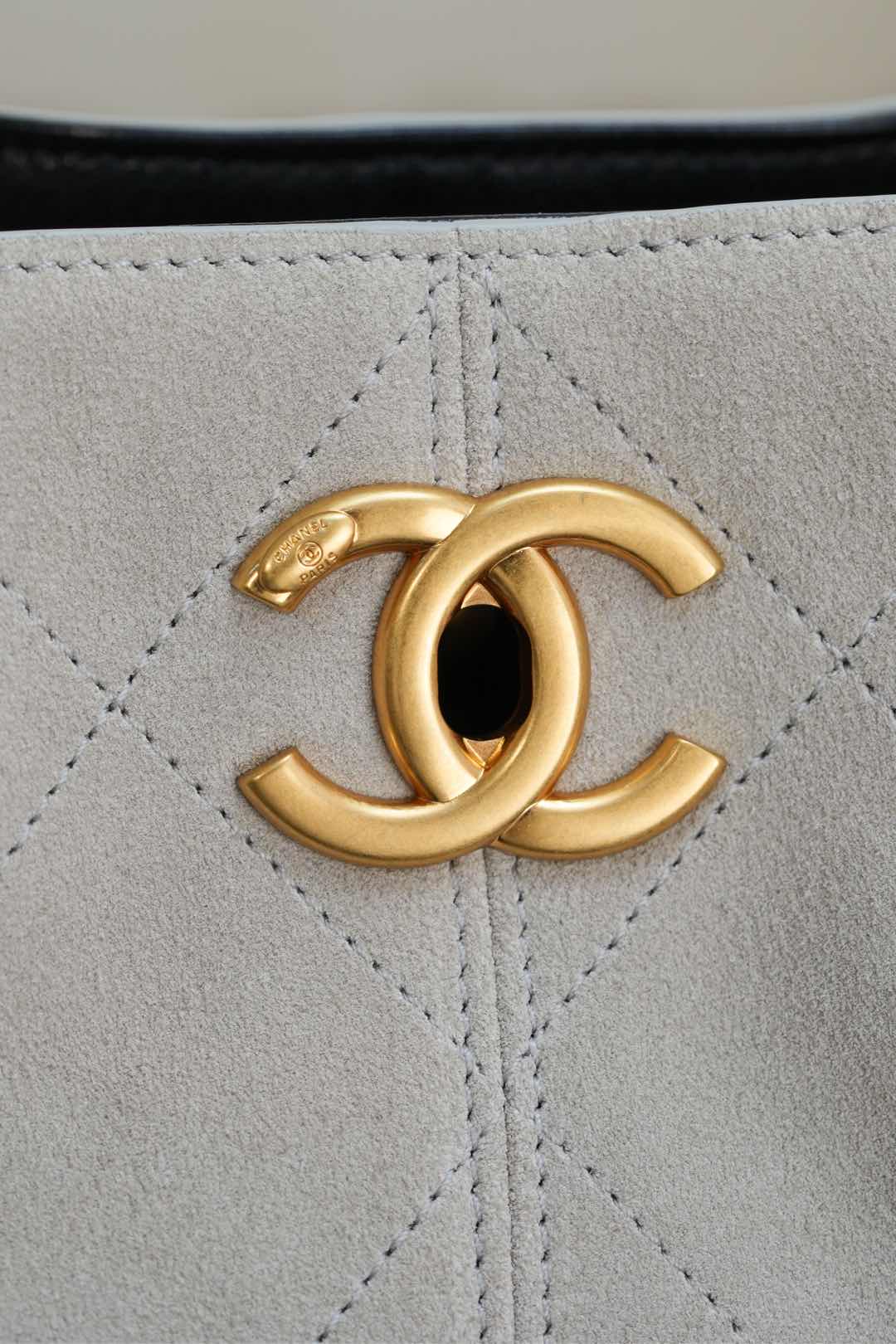 Chanel 25A Cowhide Quilted Handbag in Beige and Gray - Image 5