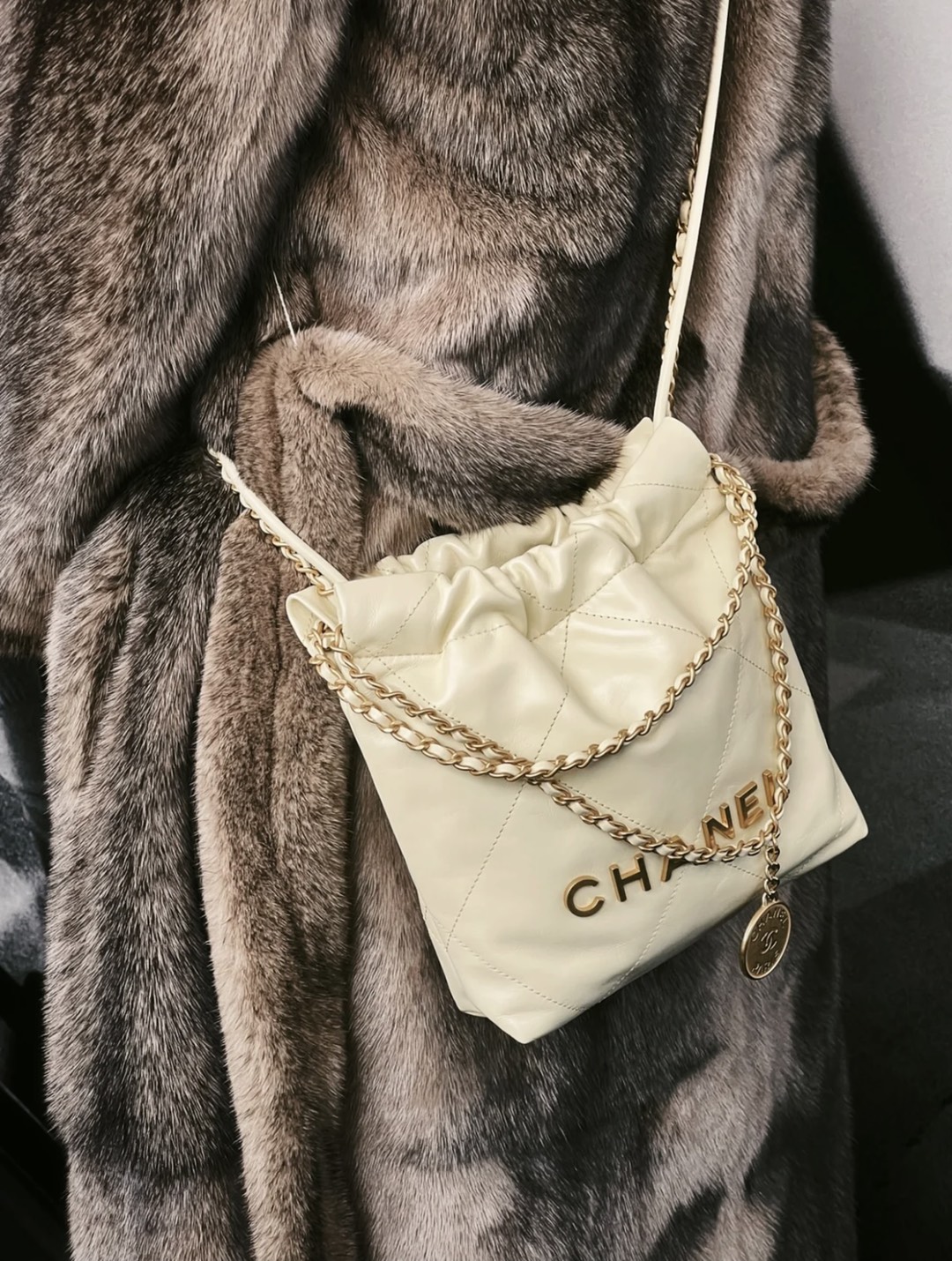 Chanel Mini 22 Leather Shoulder Bag - Image 5