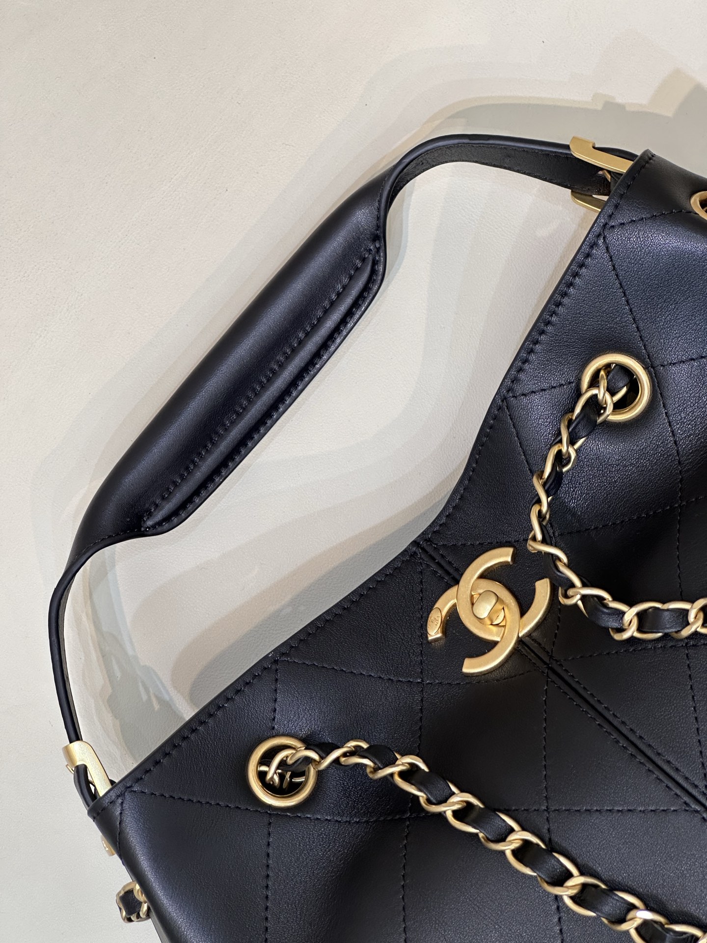 Chanel 25A Leather Handbag 5636 - Image 5