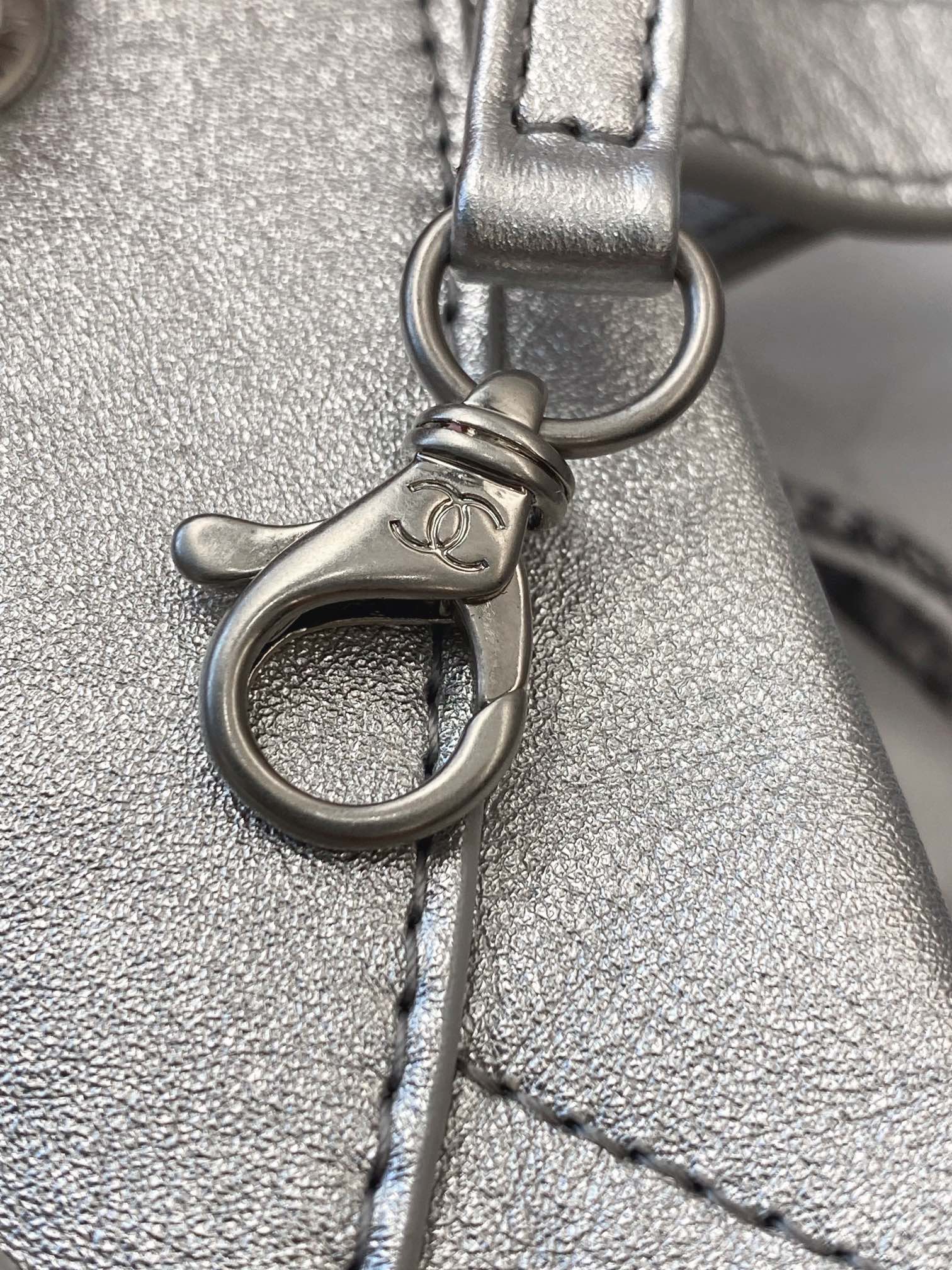 Chanel Vintage Lambskin Tote Bag with Diamond Pattern and Double C Logo - Image 5