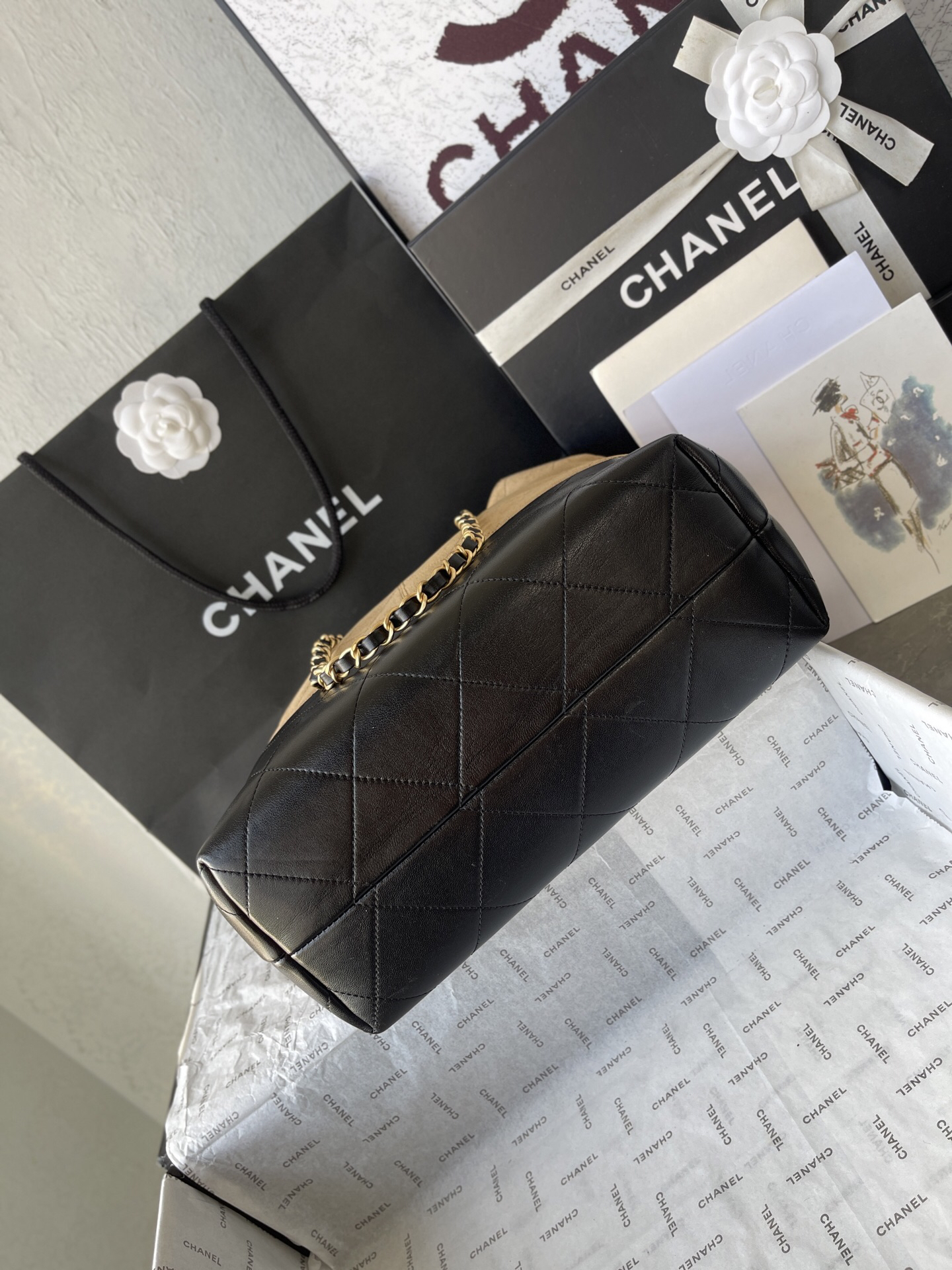 Chanel Handbag with Geometric Pattern and Color-Block Design - Image 5