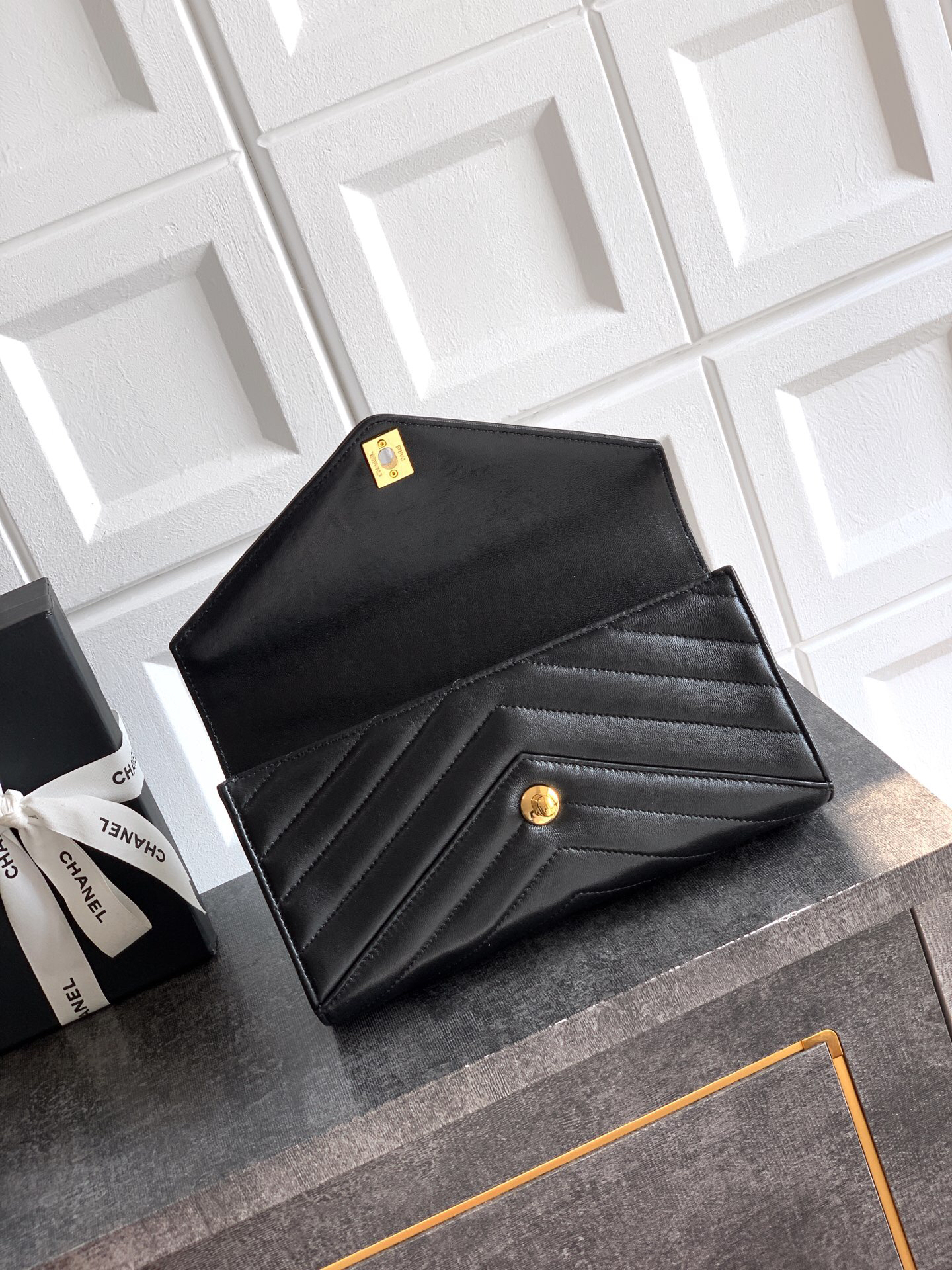 Black 26X Series Leather Handbag - Image 5
