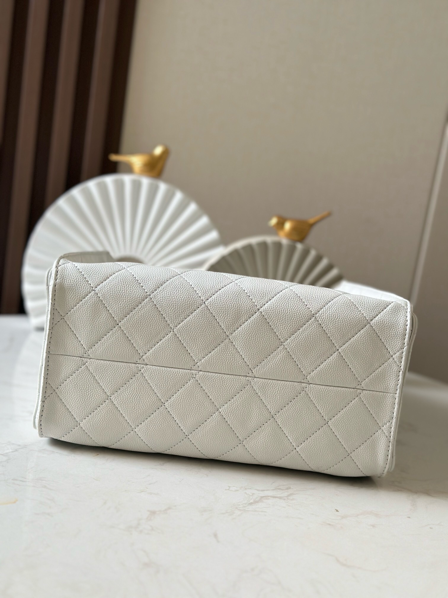 Chanel Hobo Underarm Bag in White Quilted Leather - Image 5