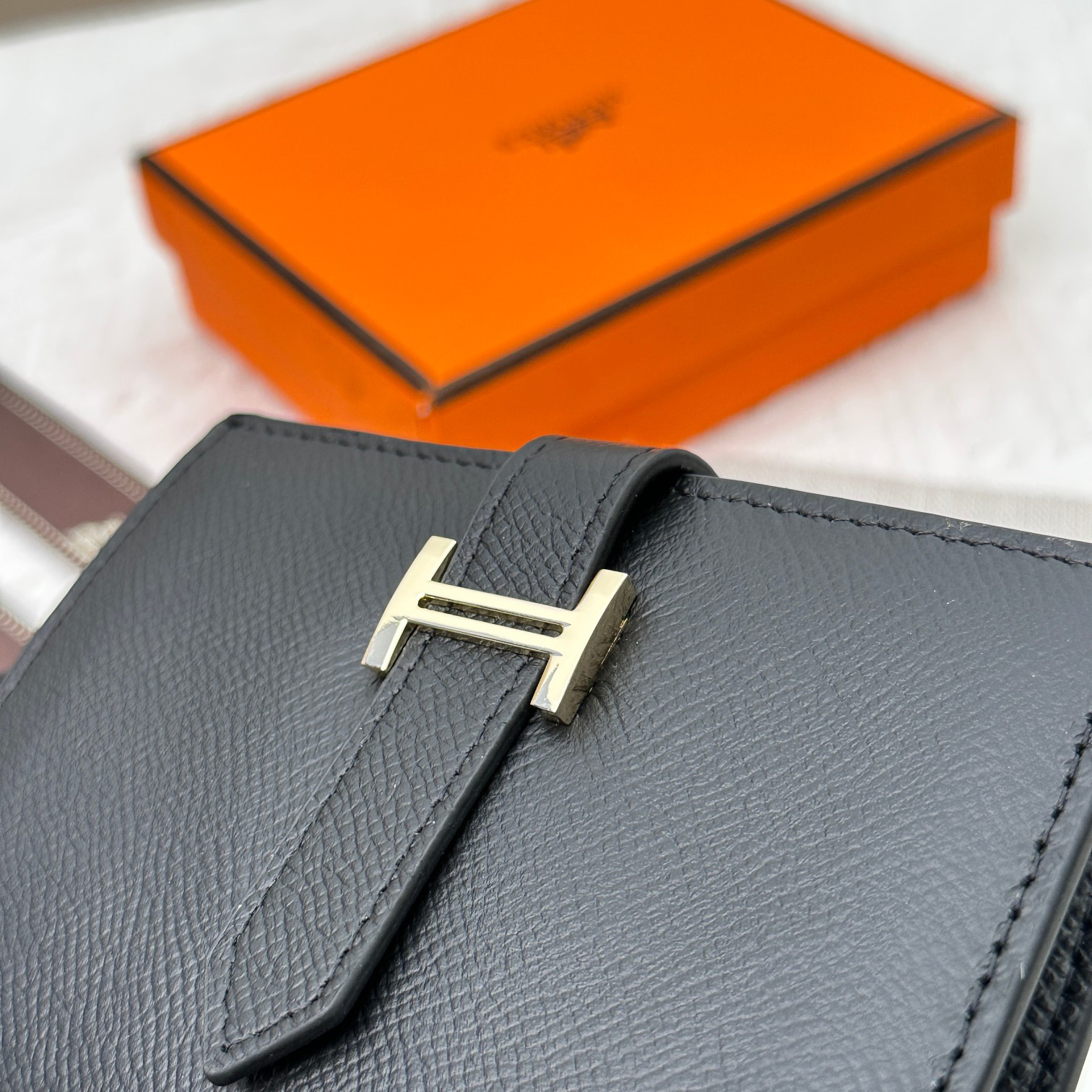 Hermes 5120 Palm-Grain Leather Wallet with Gold-Tone Clasp - Image 5
