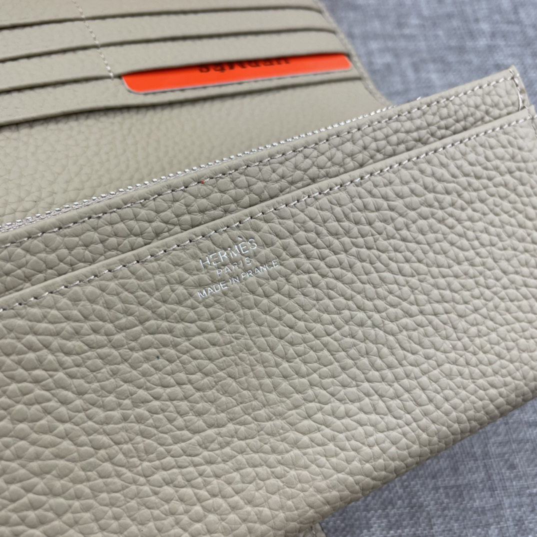 Hermes Women's Solid Leather Bifold Wallet - Image 5