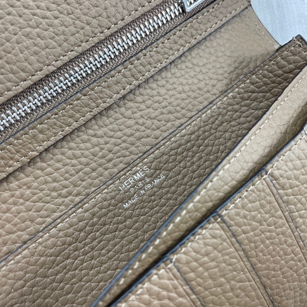Hermès Women's Leather Vertical Wallet - Image 5
