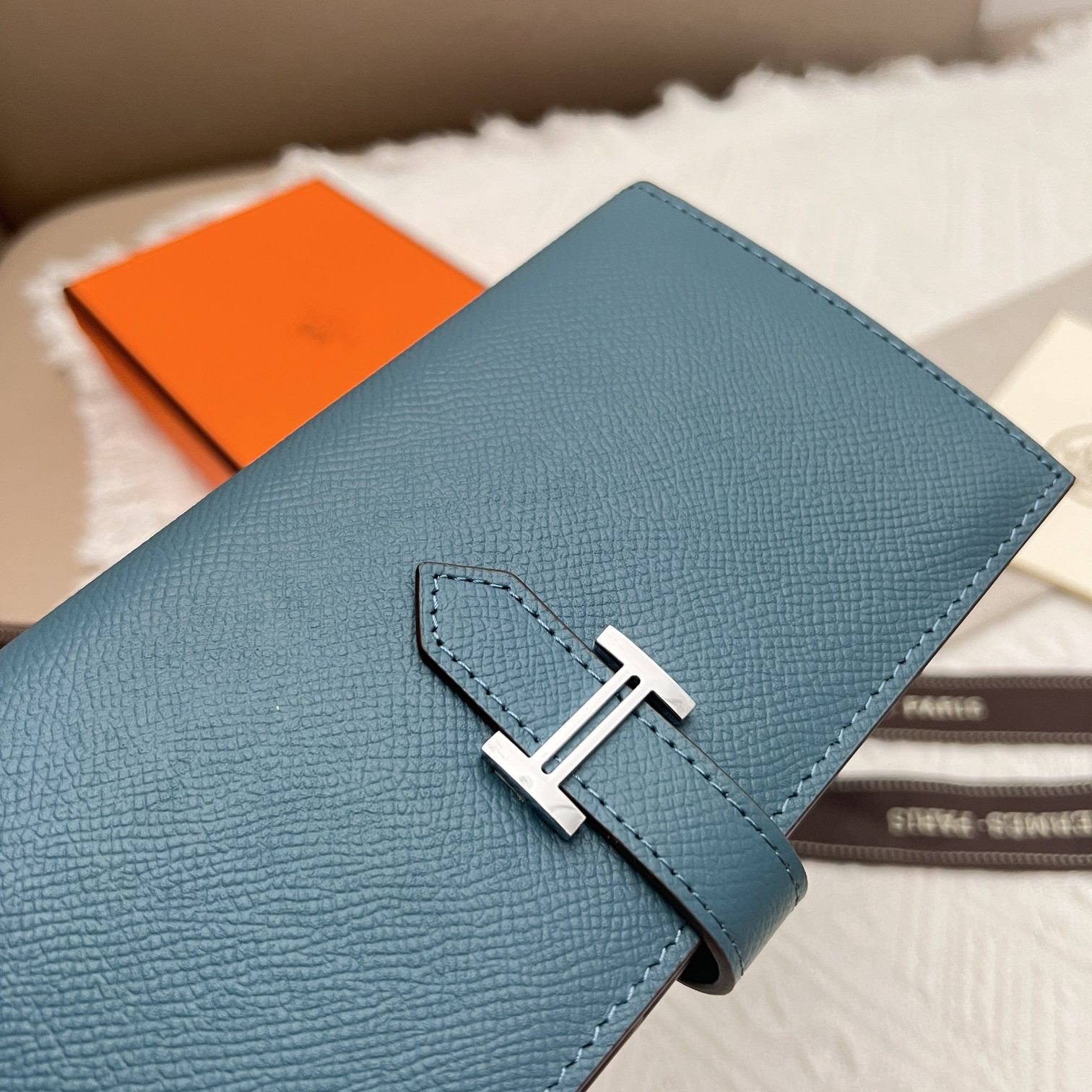 Hermès Women's Togo Leather Vertical Wallet with Zip Closure - Image 5