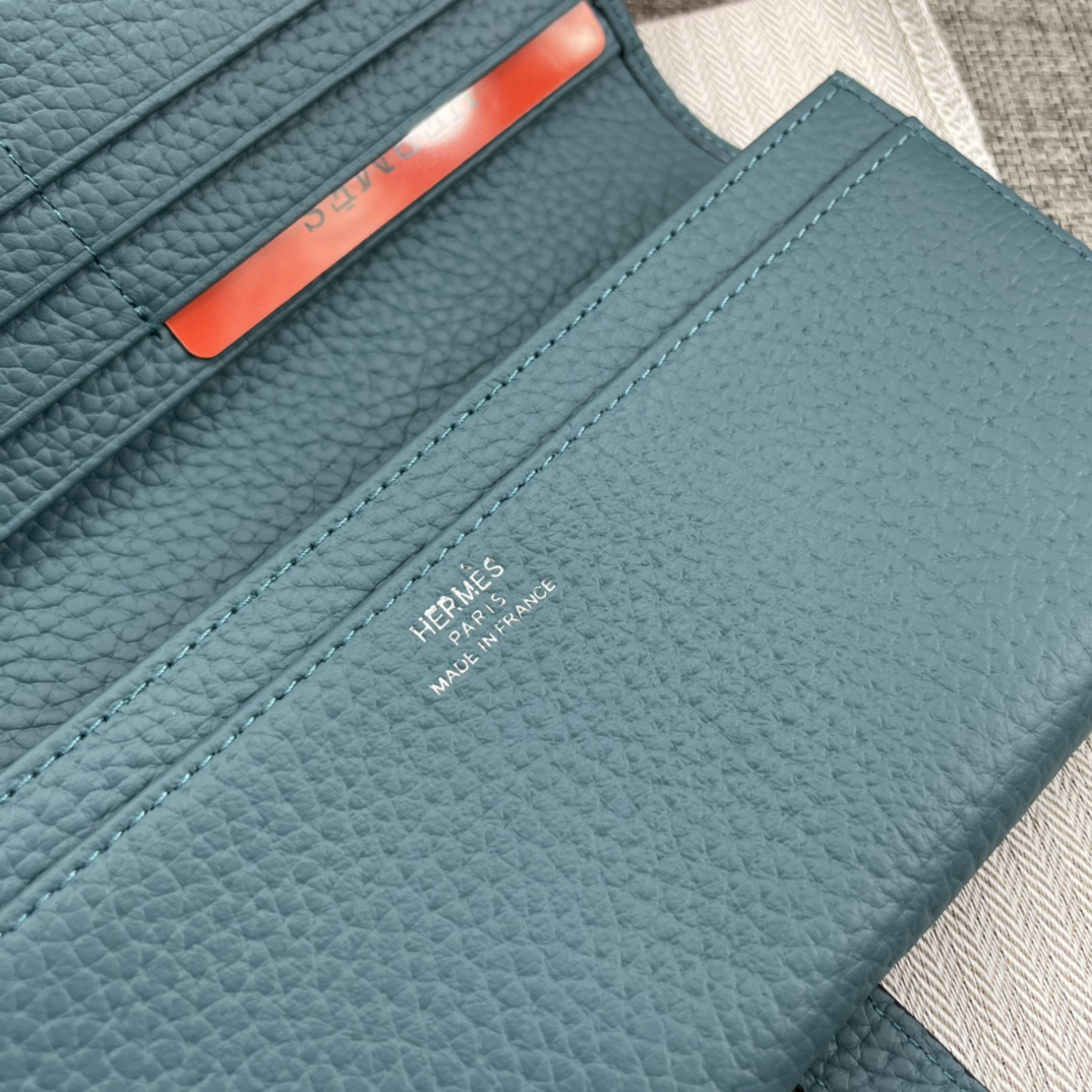 Hermès Women's Togo Leather Bi-Fold Wallet - Image 5