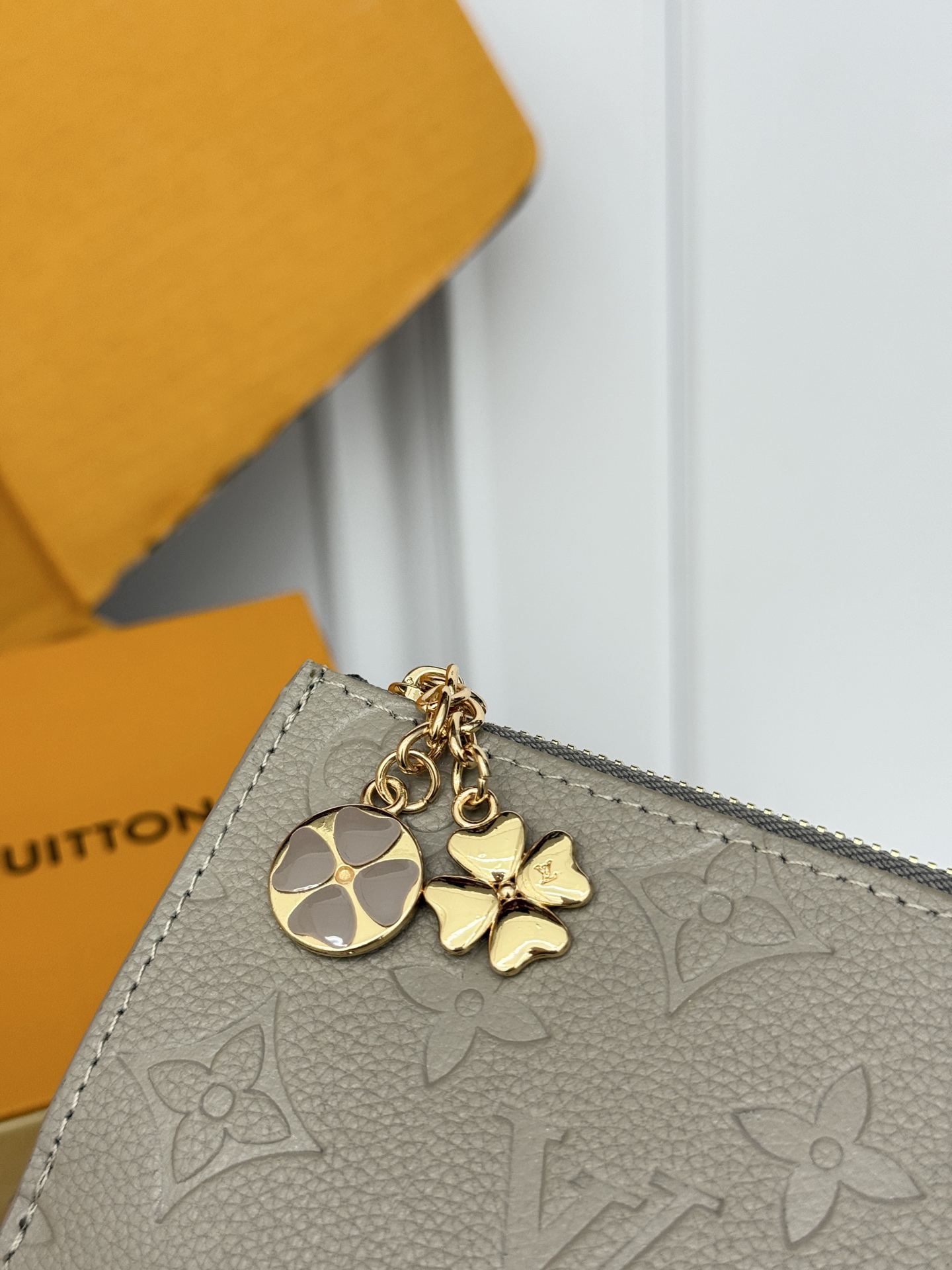 Louis Vuitton Lisa Monogram Wallet with Gold Four-Leaf Clover Charm - Image 5