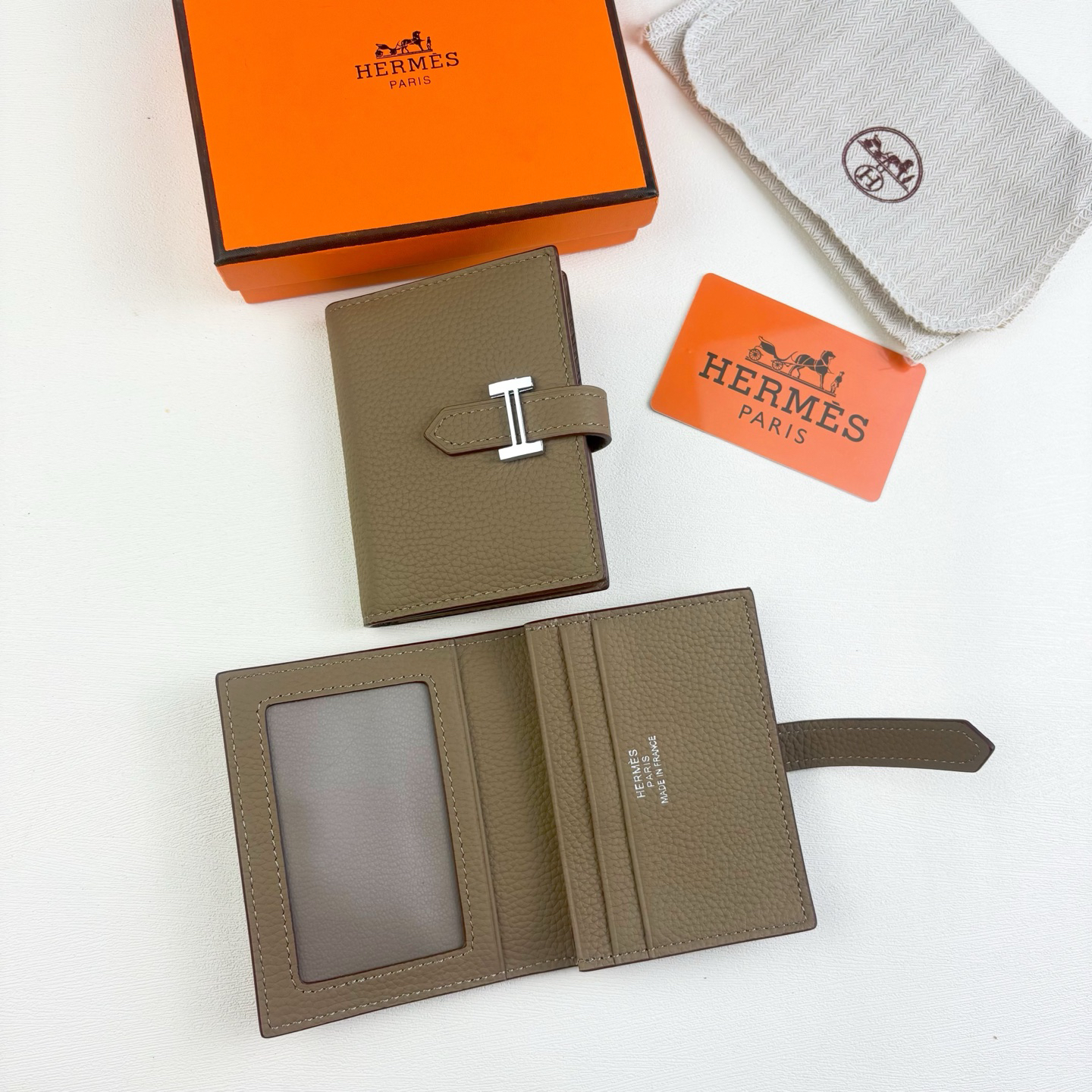 Hermès Togo Leather Card Holder with H-Lock - Image 5
