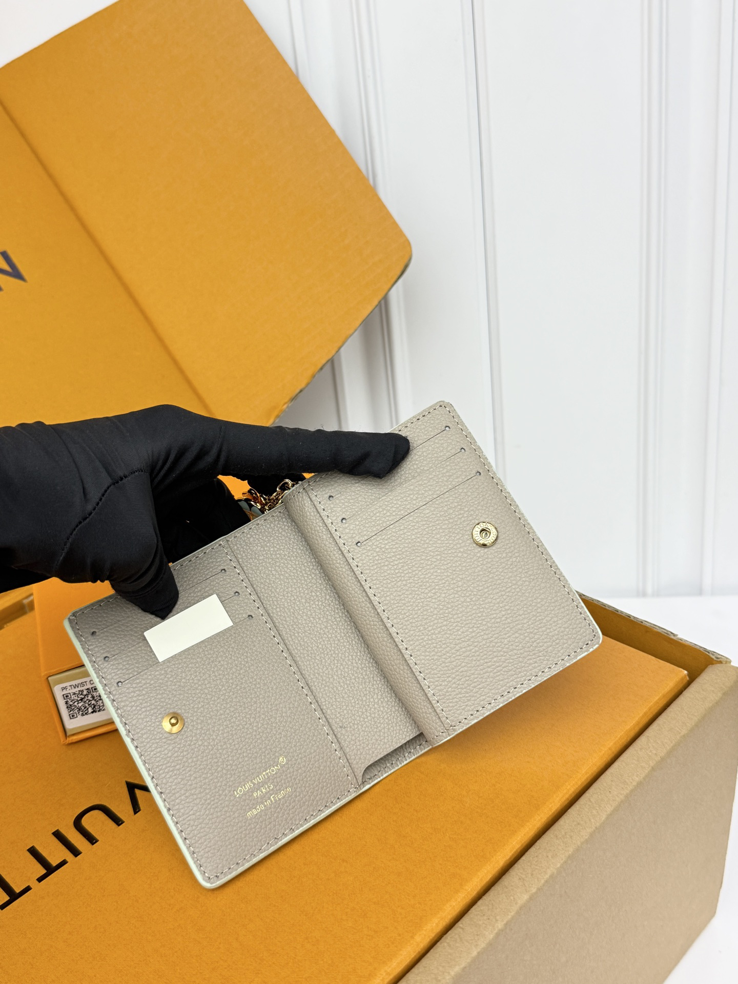 Louis Vuitton M27506 Mint Green Embossed Cowhide Leather Wallet - Image 5