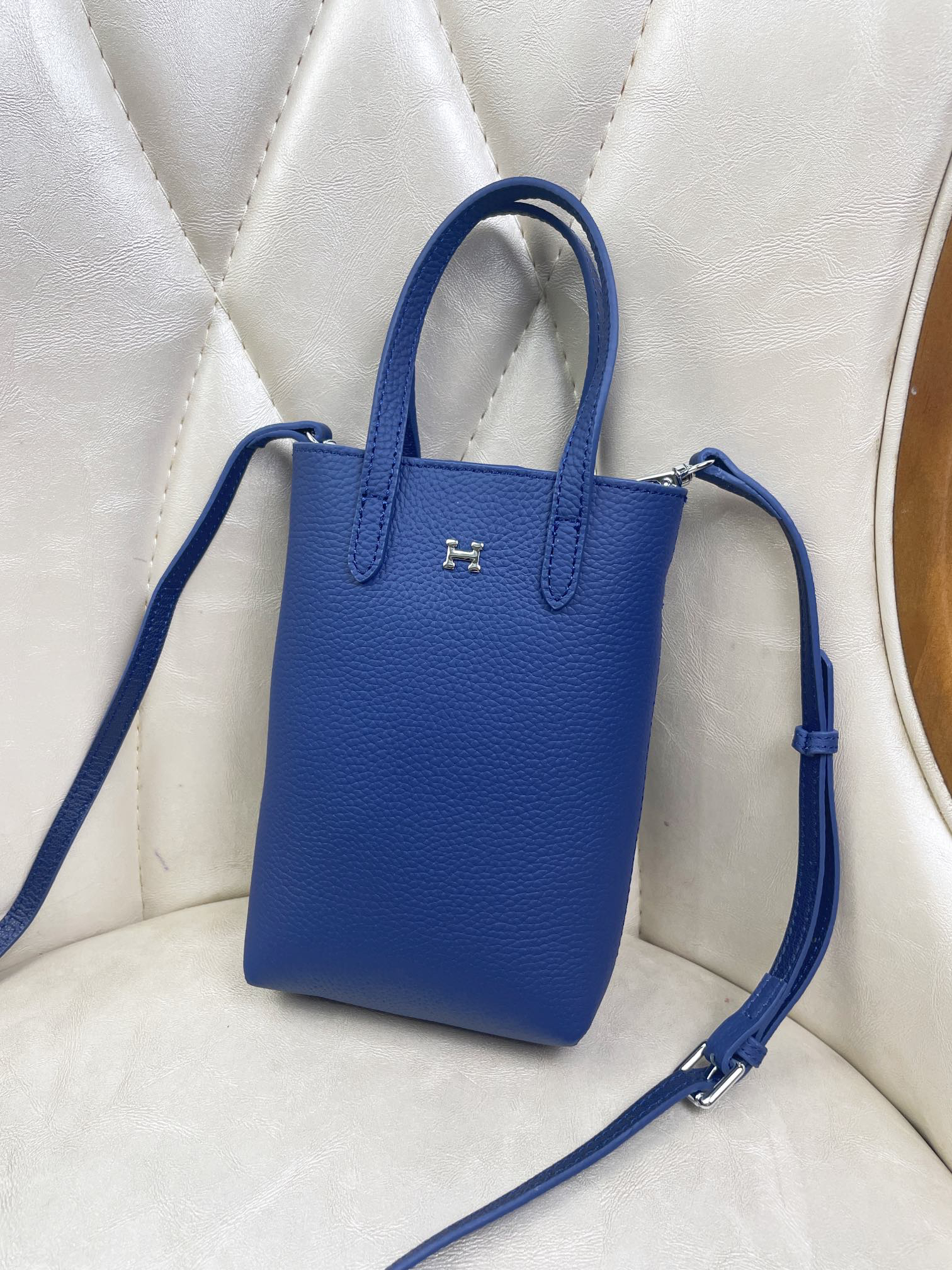Hermès Leather Multi-Function Crossbody Phone Bag - Image 5