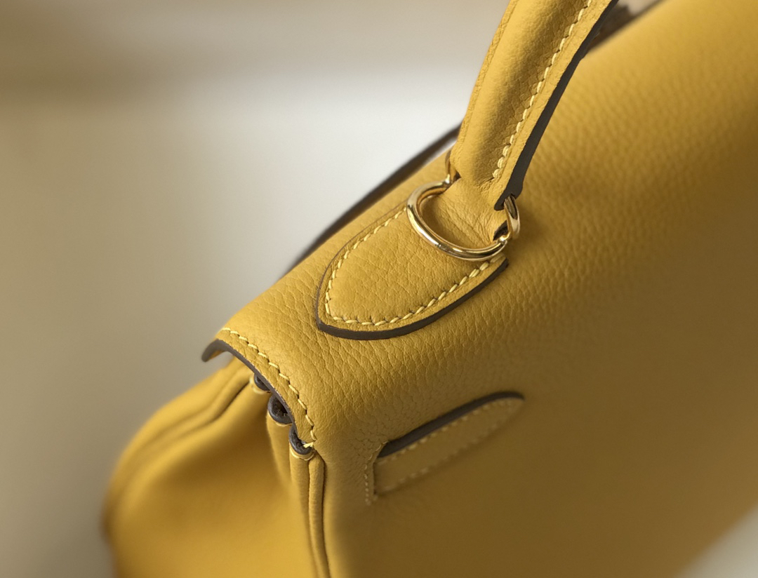 Hermès Kelly 25 Handbag in Togo Leather - Image 5