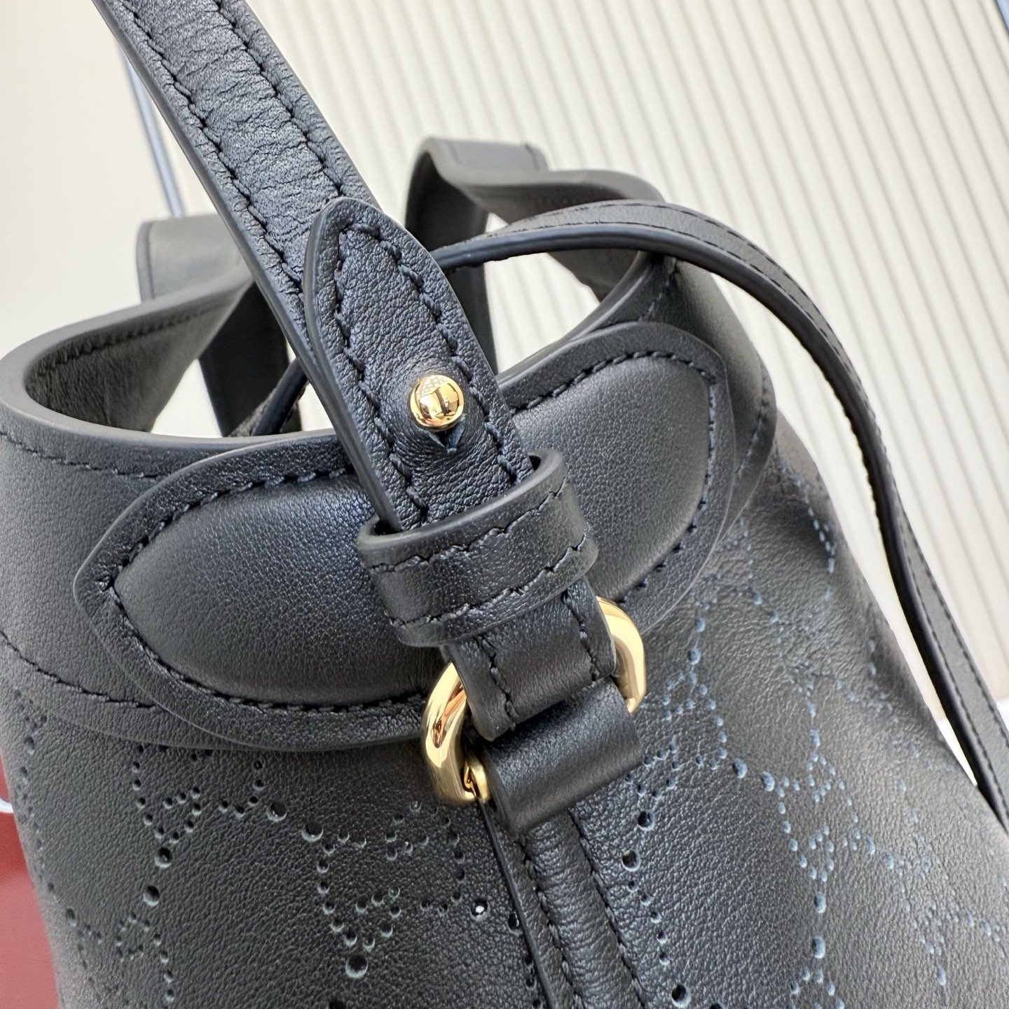 Gucci Perforated Leather Bag 860845 - Image 6
