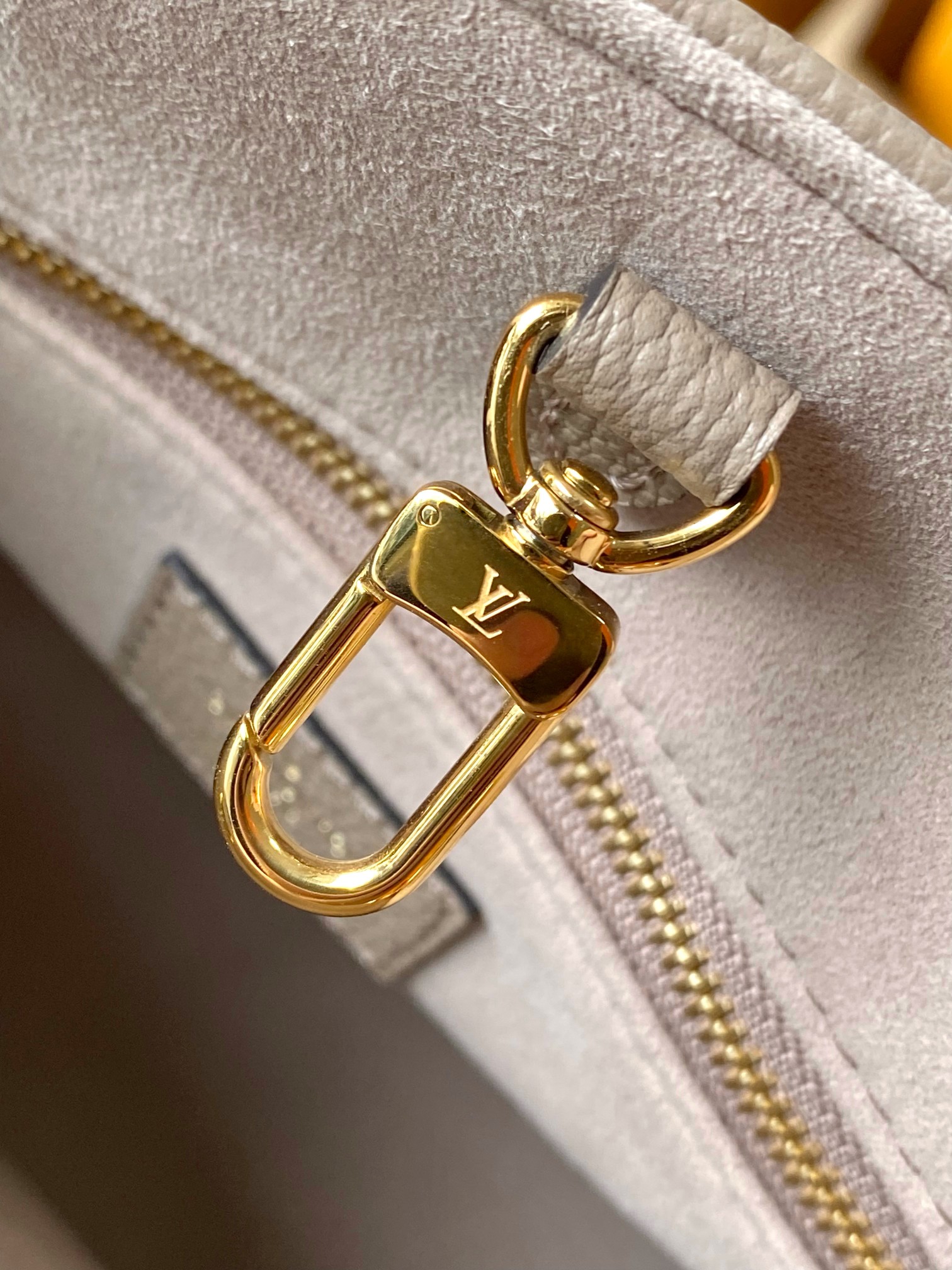 Louis Vuitton OnTheGo Small Handbag M45779 in Elephant Gray - Image 6