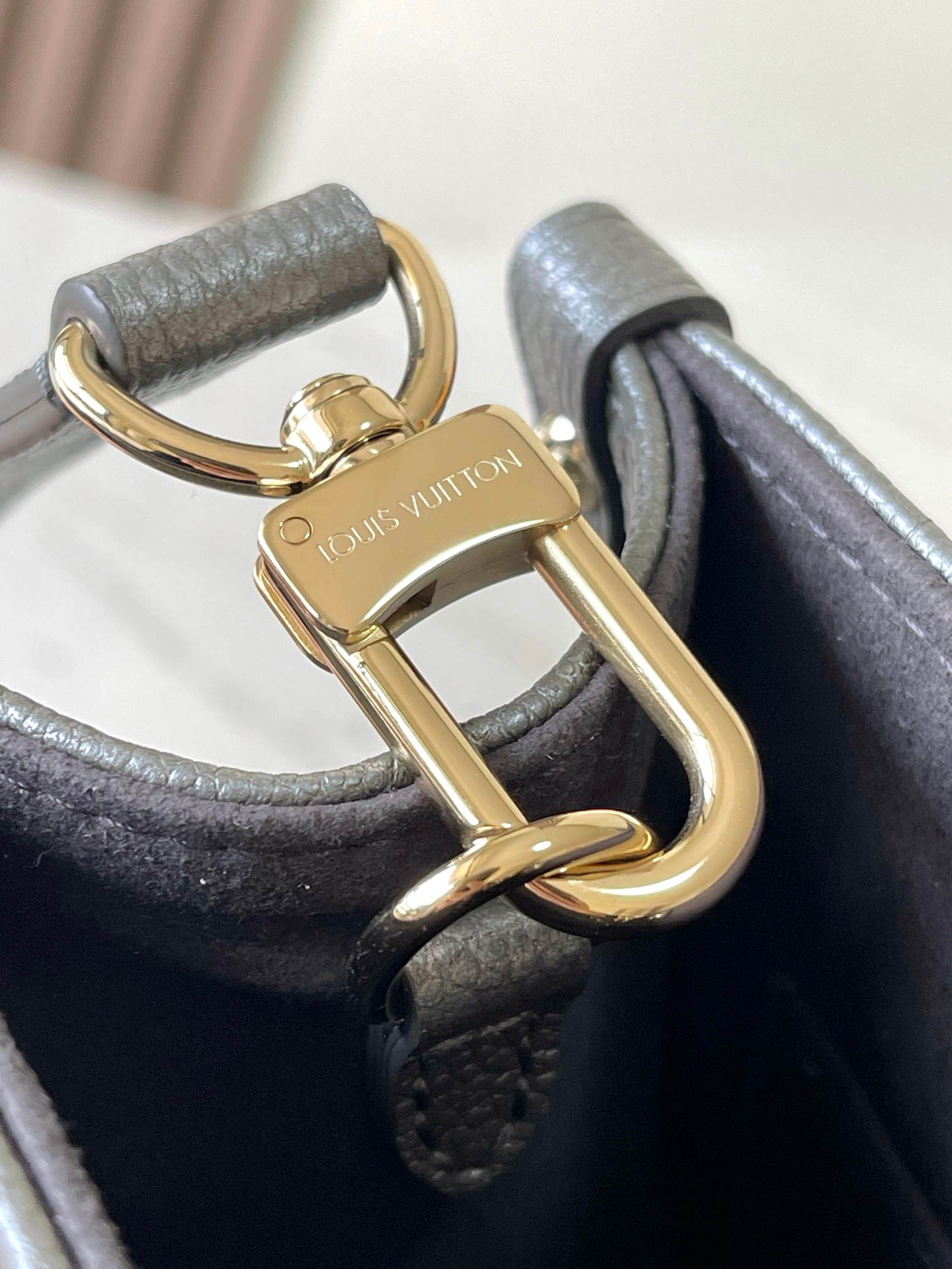 Louis Vuitton Onthego Small Handbag - Image 6