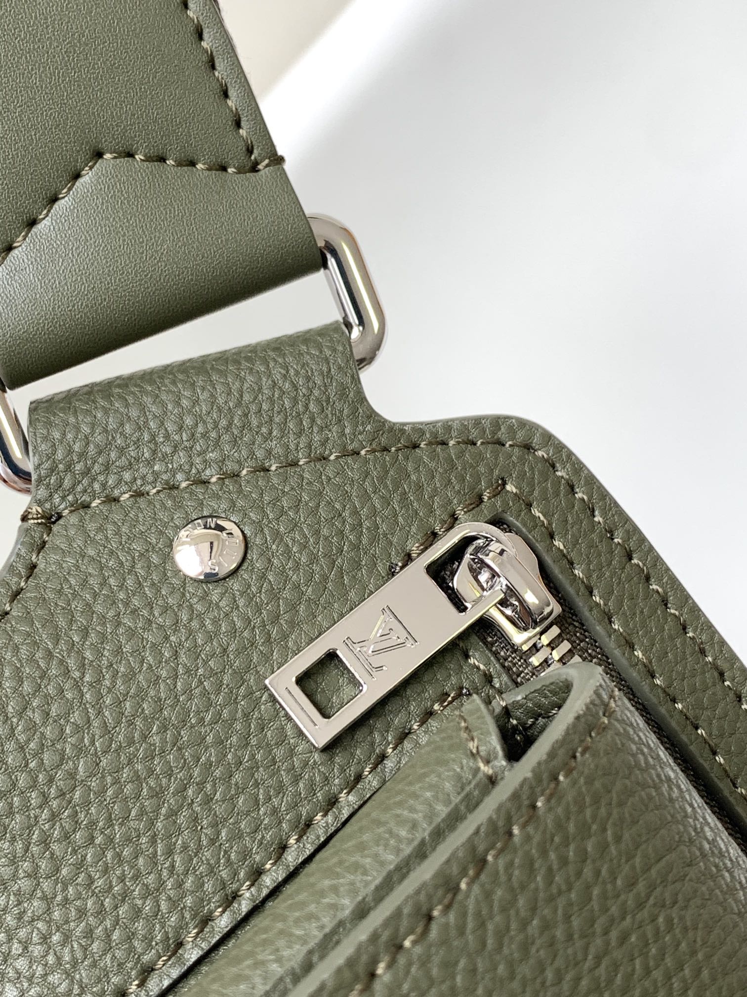 Louis Vuitton Aerogram M21364 Leather Shoulder Bag - Image 6